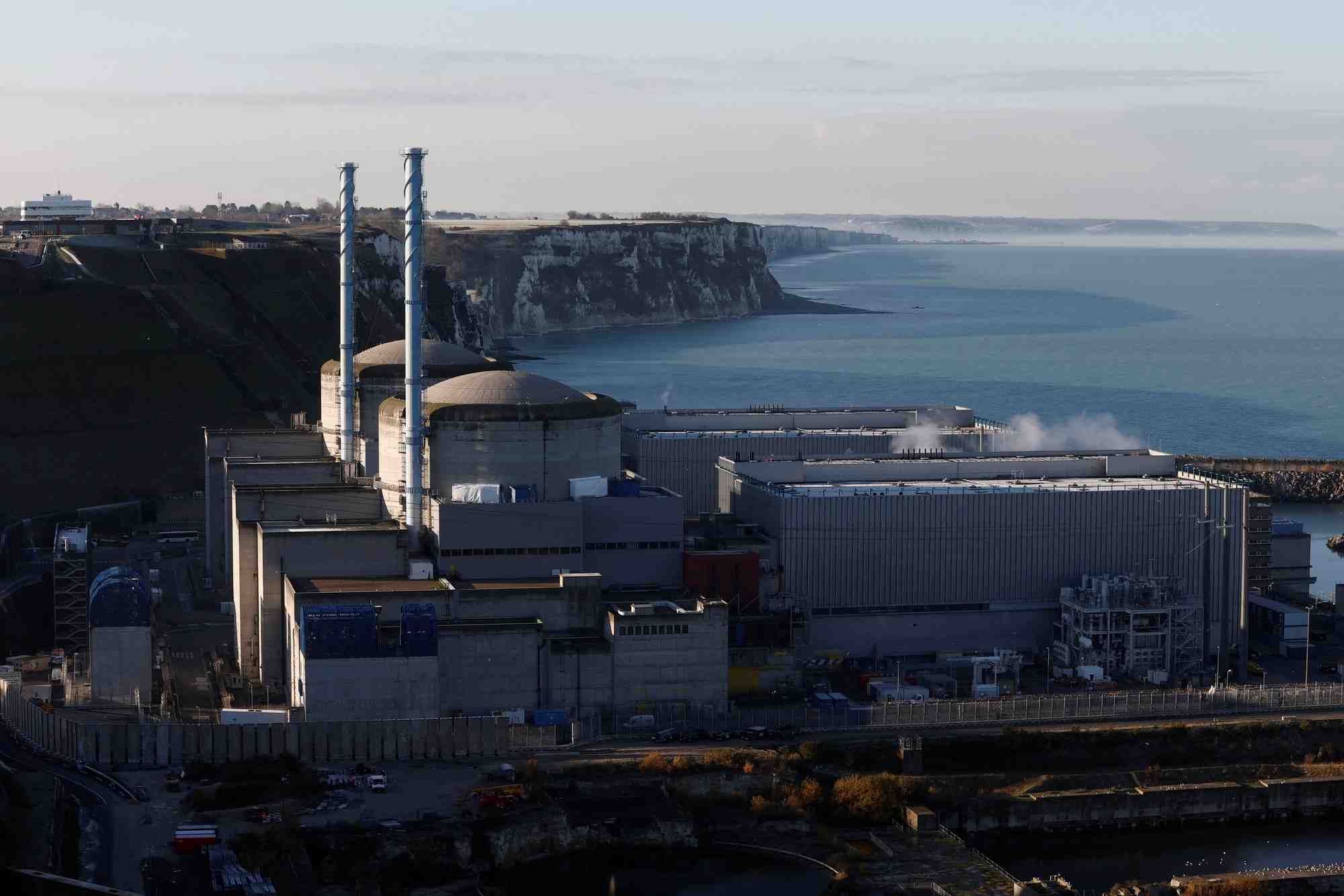 Centrale nucleaire d'edf a petit-caux, pres de dieppe, france