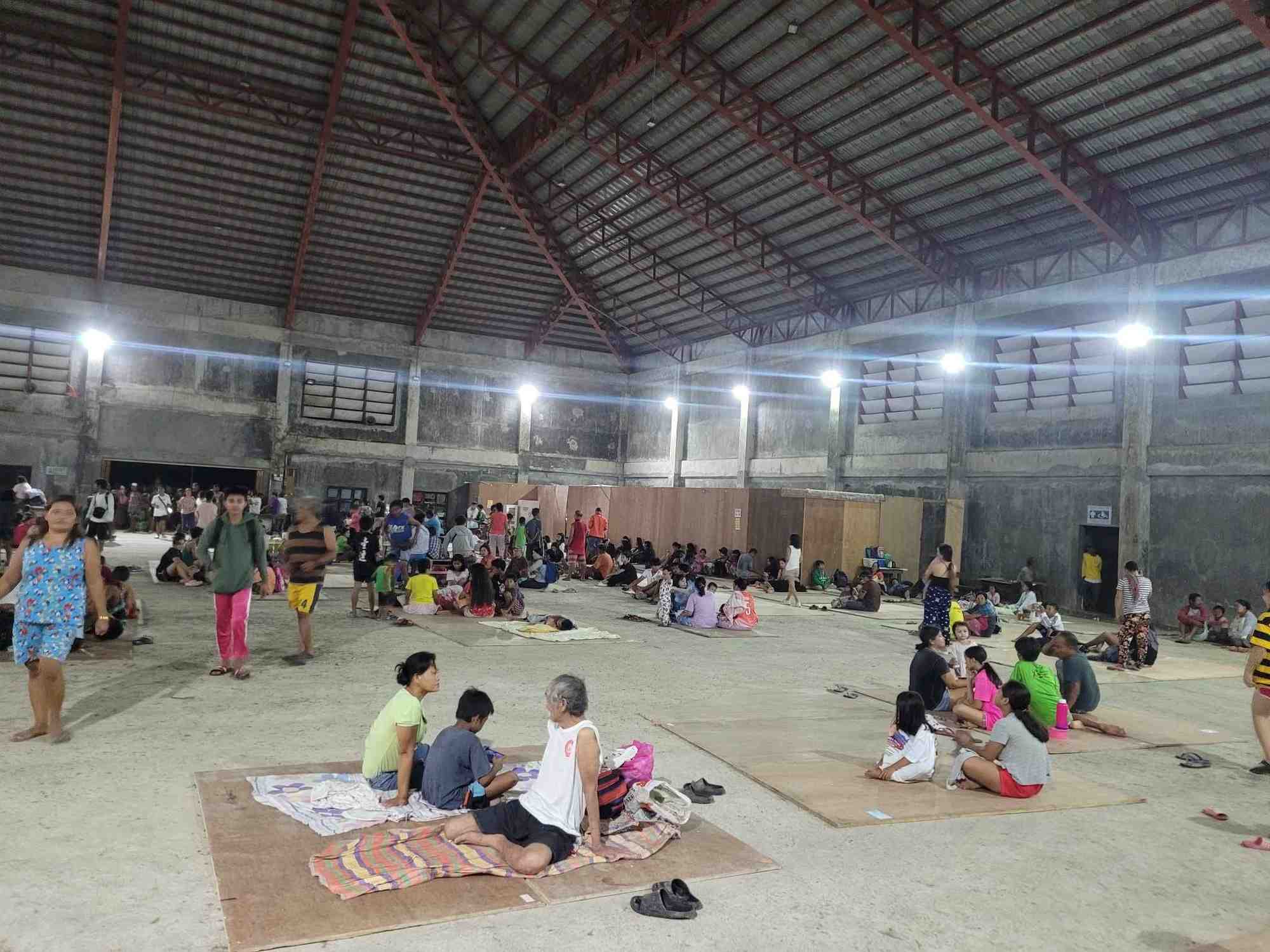 Des personnes se rassemblent dans un centre d'evacuation, au lendemain d'un tremblement de terre, a hinatuan, surigao del sur