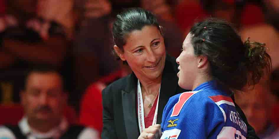 Aux JO de Tokyo en 2021, le Comité international olympique (CIO) a comptabilisé 13 % de femmes, toutes nationalités confondues, parmi les entraîneurs présents.