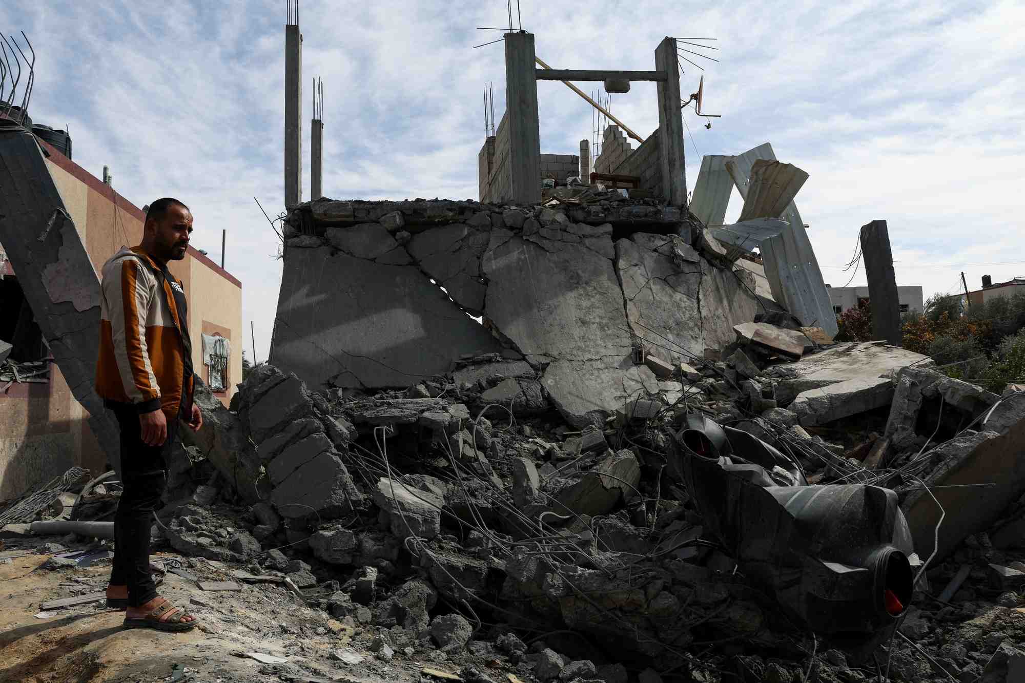 Des palestiniens se rassemblent sur le site d'une frappe israelienne sur une maison, a rafah