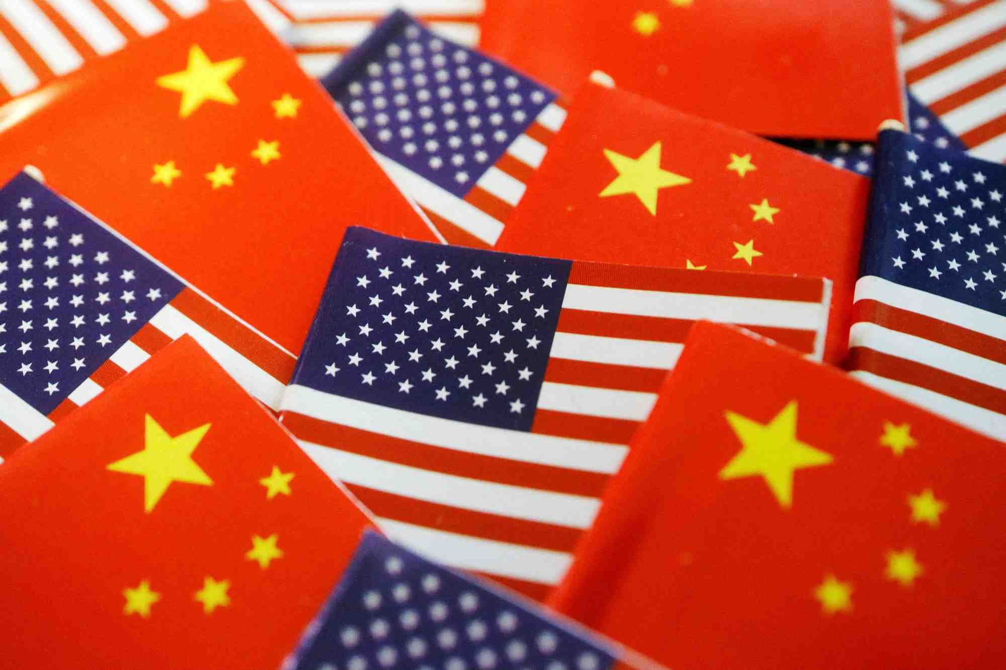 Image d'illustration des drapeaux americain et chinois