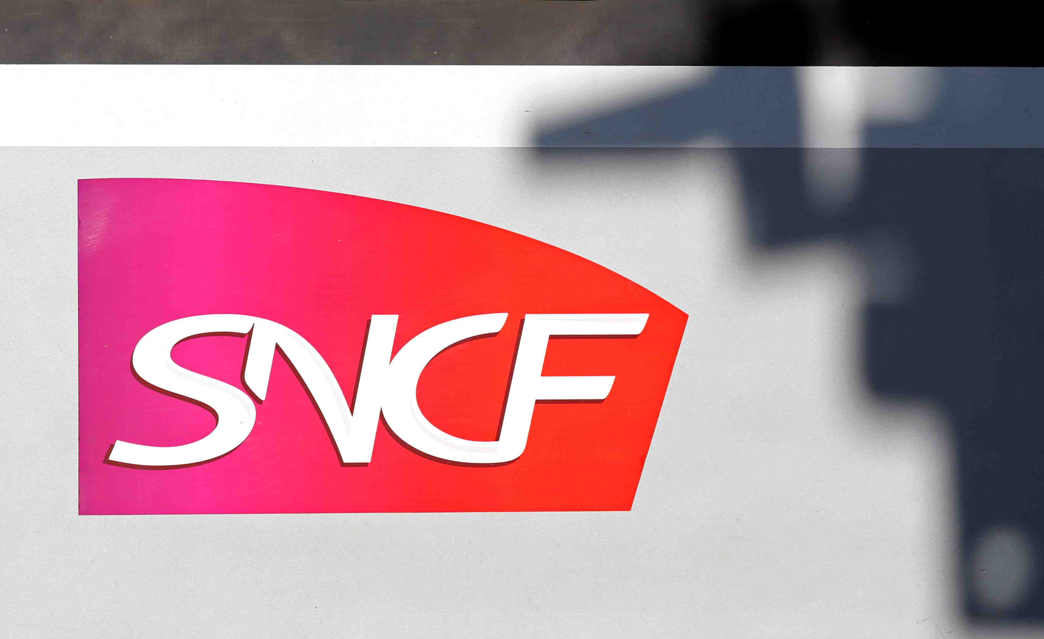 La dette sncf reprise en partie et progressivement, dit macron