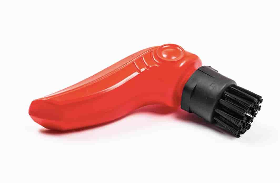La jeune pousse iséroise Tiraka, lauréate des Trophées de l'innovation de la FFF, a conçu une brosse nettoyante visant à faciliter le nettoyage des crampons utilisés par les sportifs.