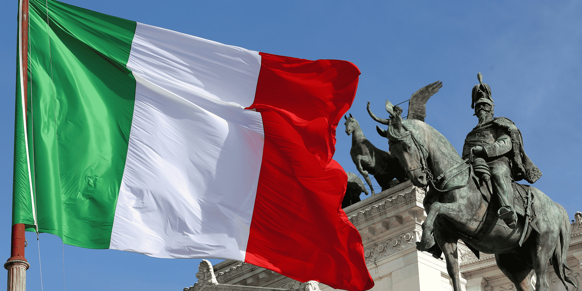 Le drapeau italien flotte devant l'"altare della patria", egalement connu sous le nom de "vittoriano", dans le centre de rome