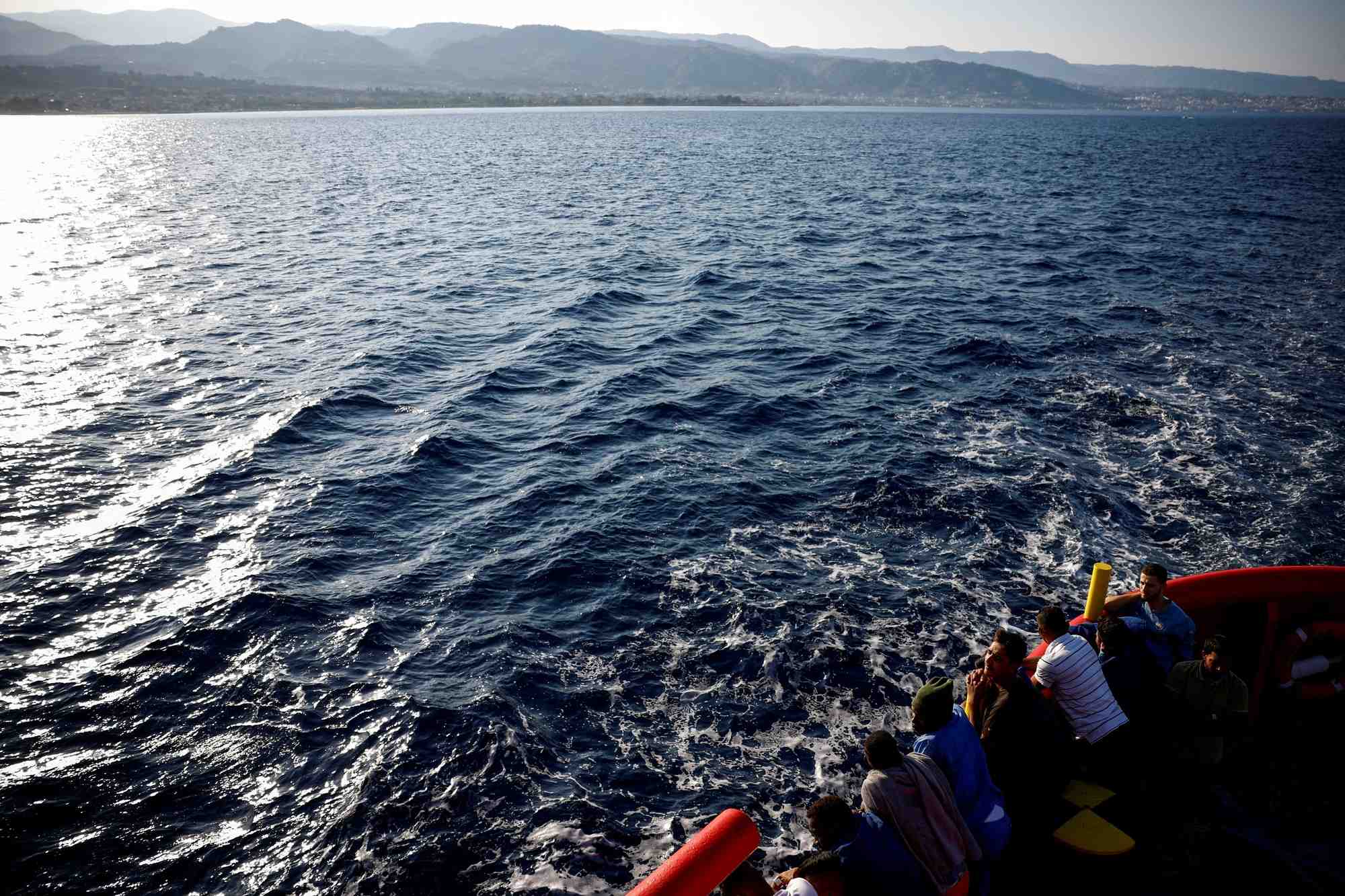 Les migrants a bord du bateau de sauvetage open arms arrivent au port de messine