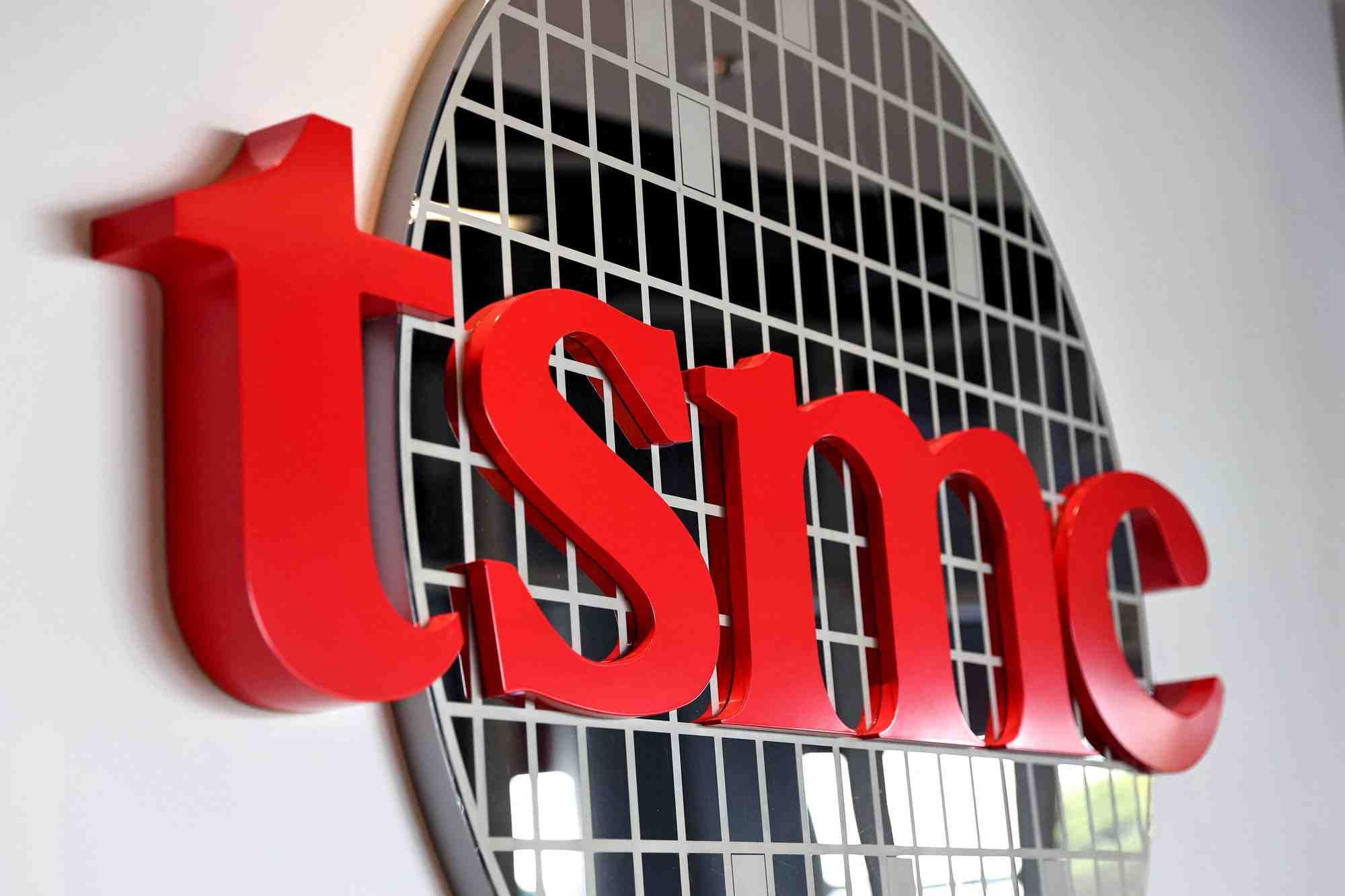 Le logo de tmsc devant son siege a hsinchu (taiwan)