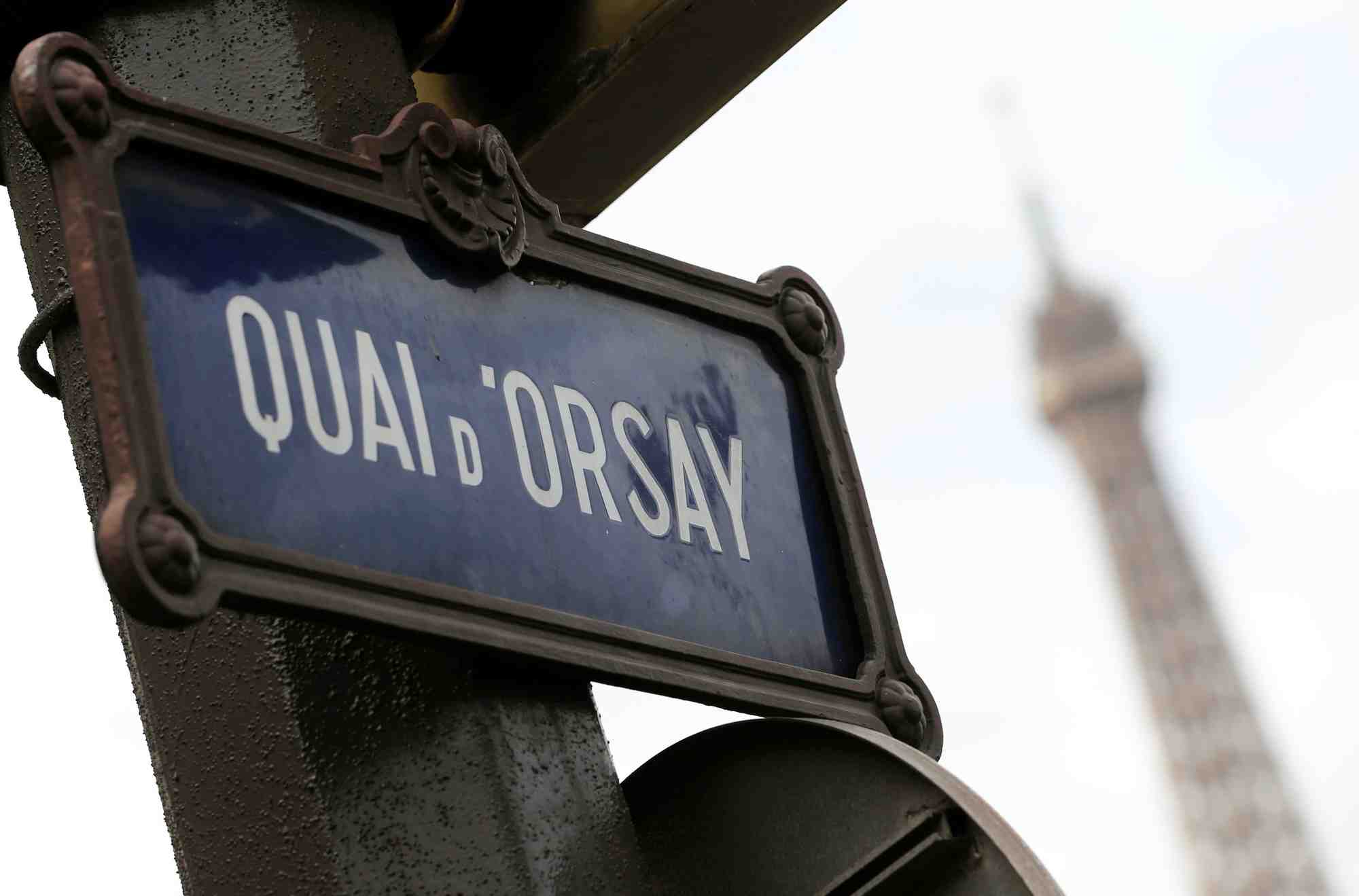 Une plaque de rue indiquant 'quai d'orsay' est vue pres de la tour eiffel a paris