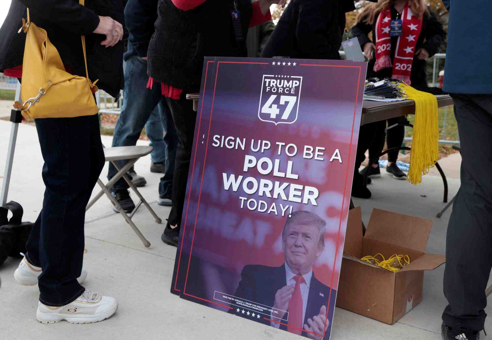 Un panneau 'sign up to be a poll worker' est visible a l'exterieur de la salle ou trump doit s'exprimer lors d'un rassemblement de campagne a warren.