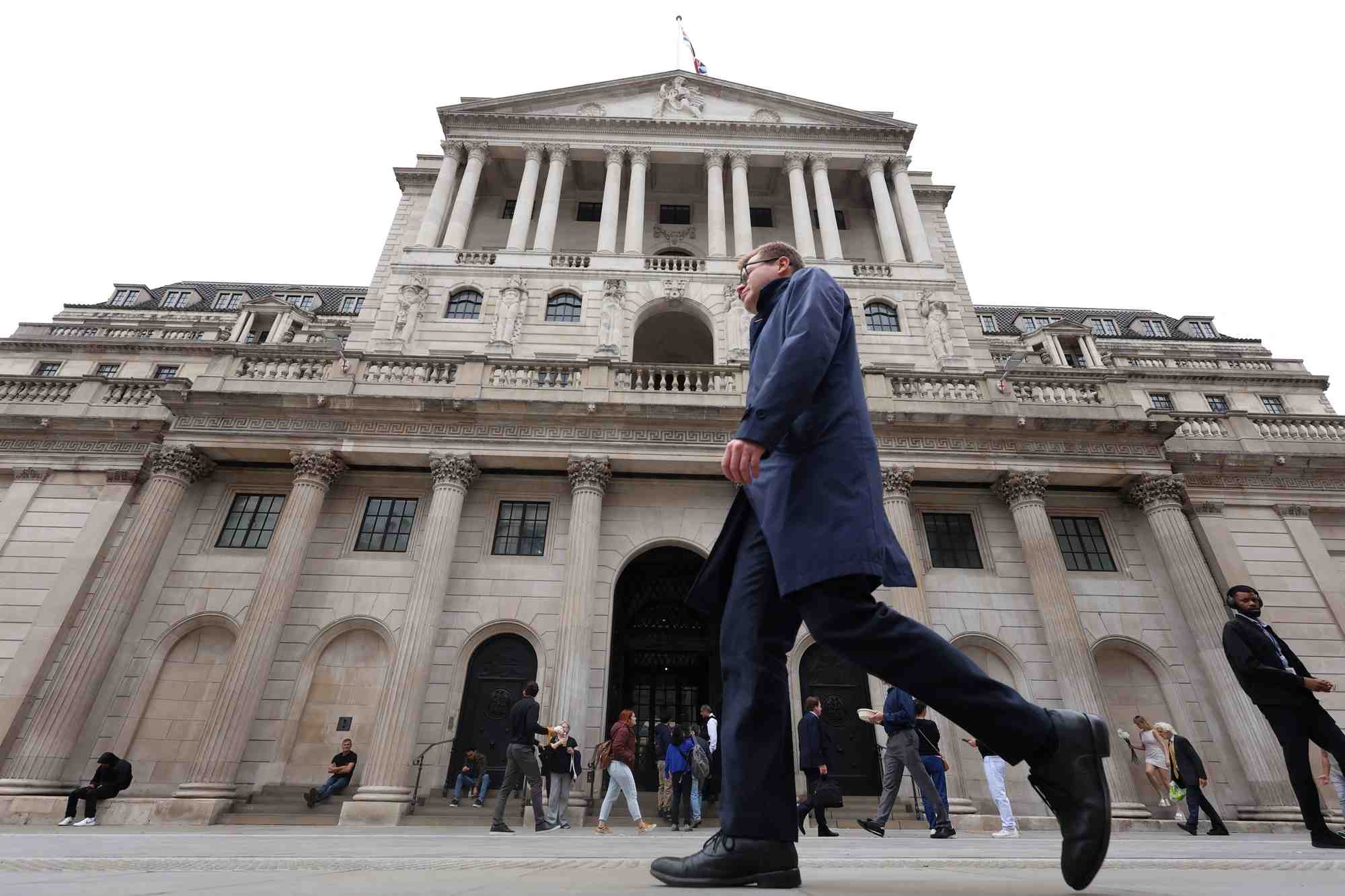 Une personne passe devant la banque d'angleterre