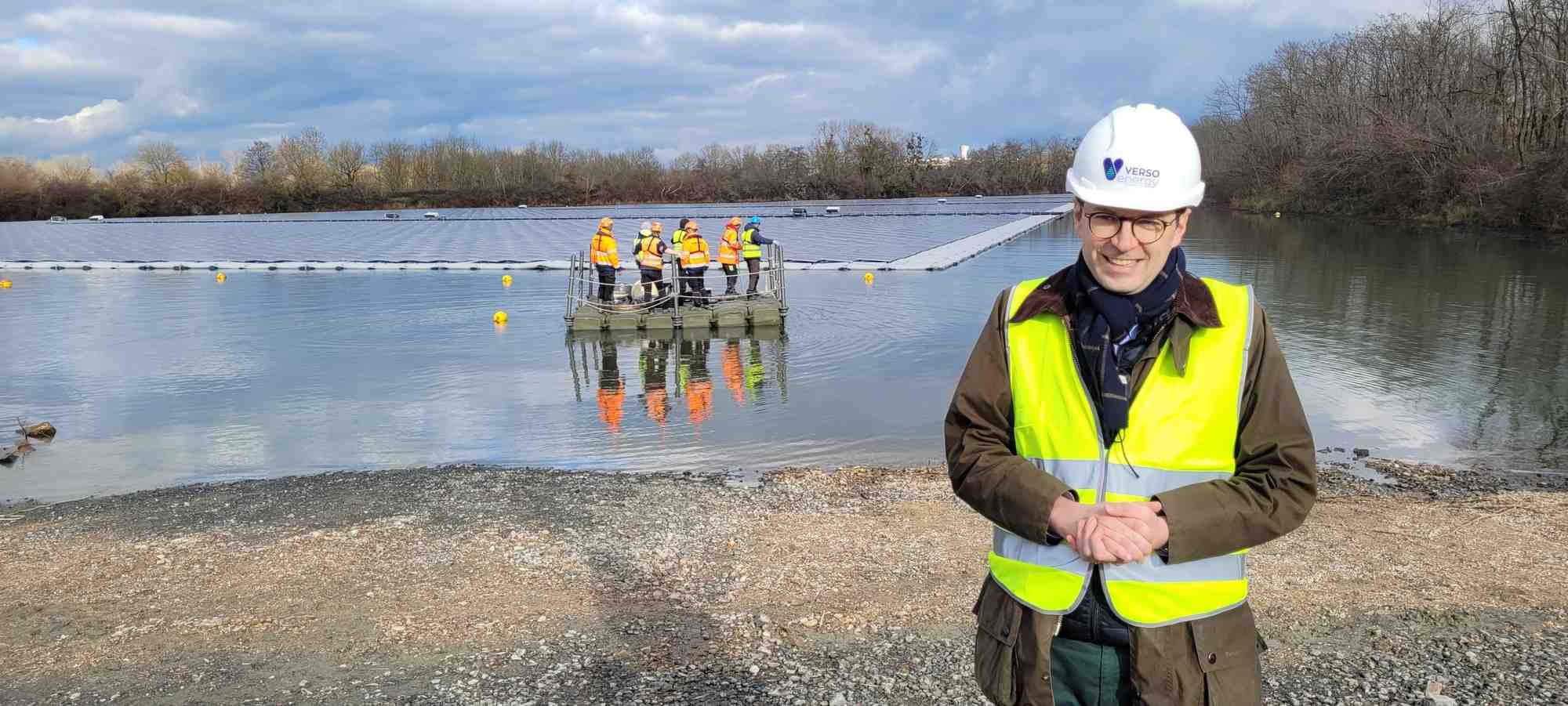 Antoine Huard, co-fondateur de Verso Energy, sur le site La centrale solaire flottante des Gravières de l'Arroux, en Saône-et-Loire.