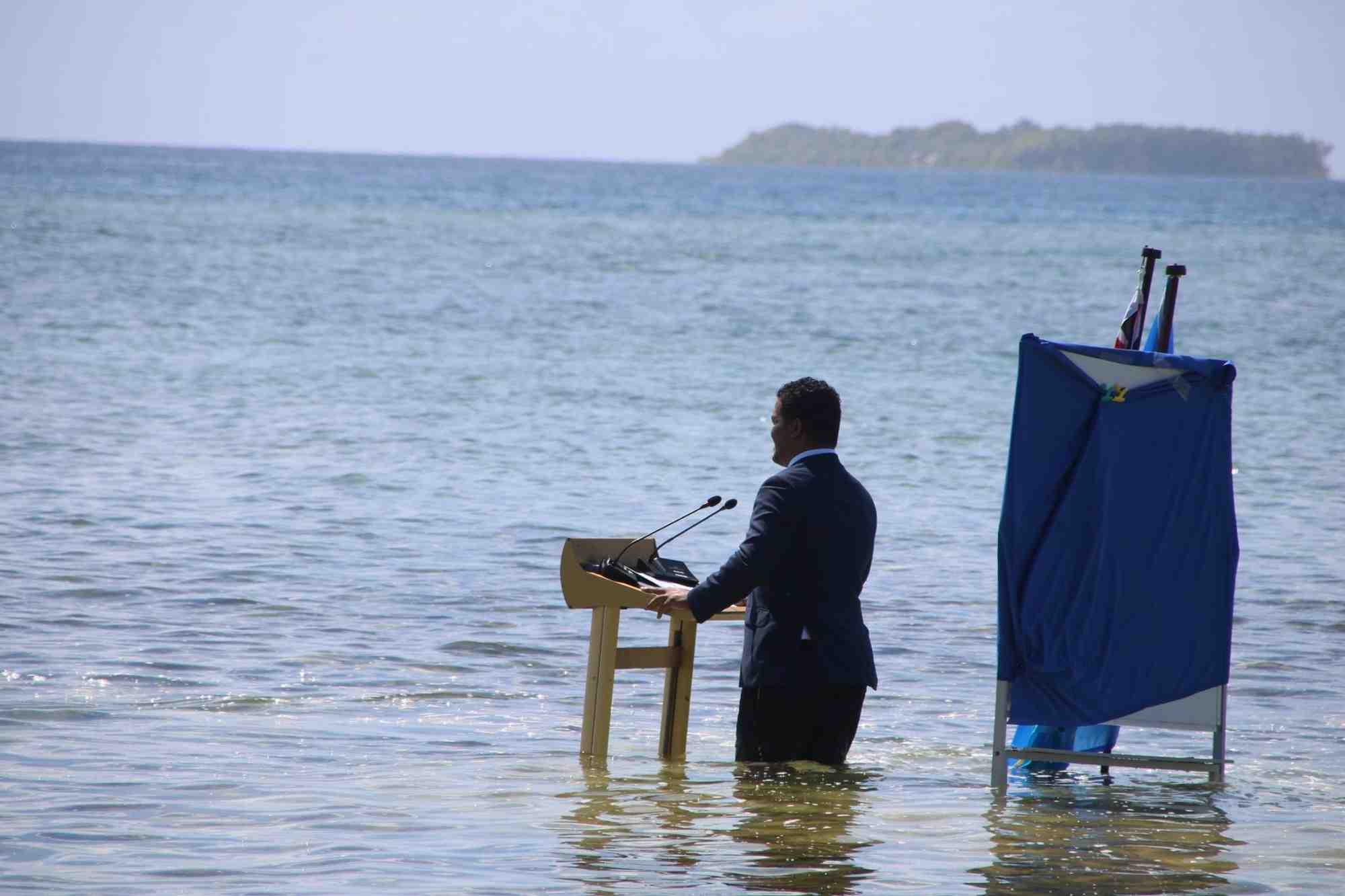 A l’occasion de la COP 26, en 2021, Simon Kofe, le ministre des Affaires étrangères des îles Tuvalu avait marqué les esprits en prononçant un discours depuis l’archipel, debout, face à un pupitre installé dans la mer.
