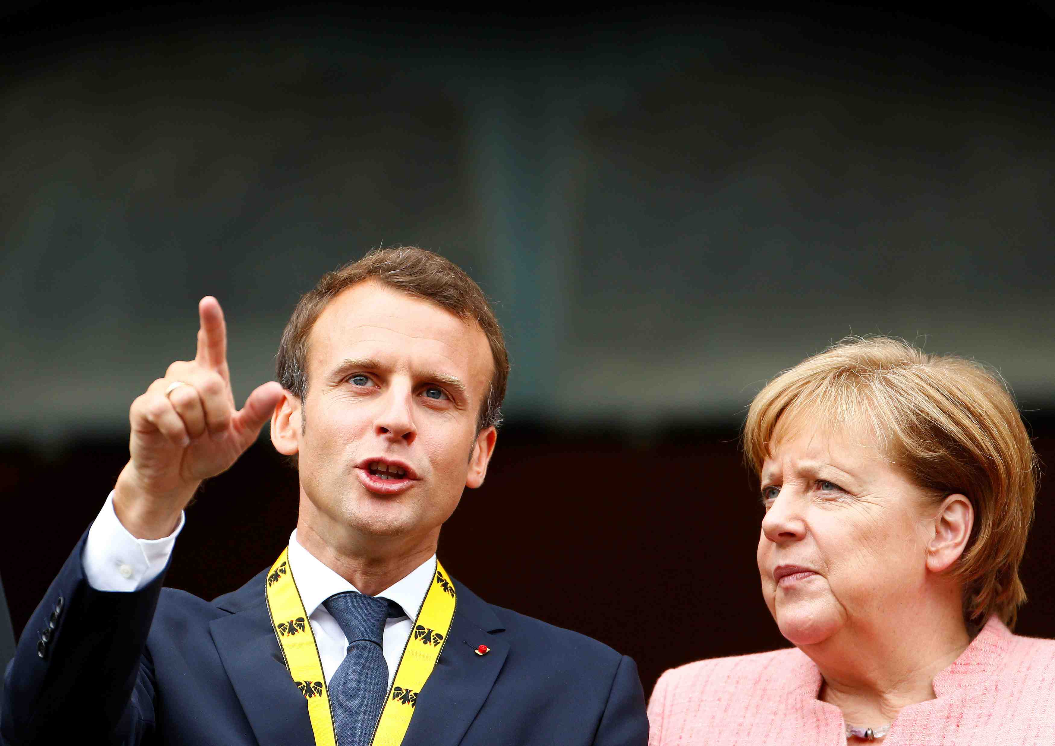Zone euro: macron en quete de concessions d'une merkel affaiblie
