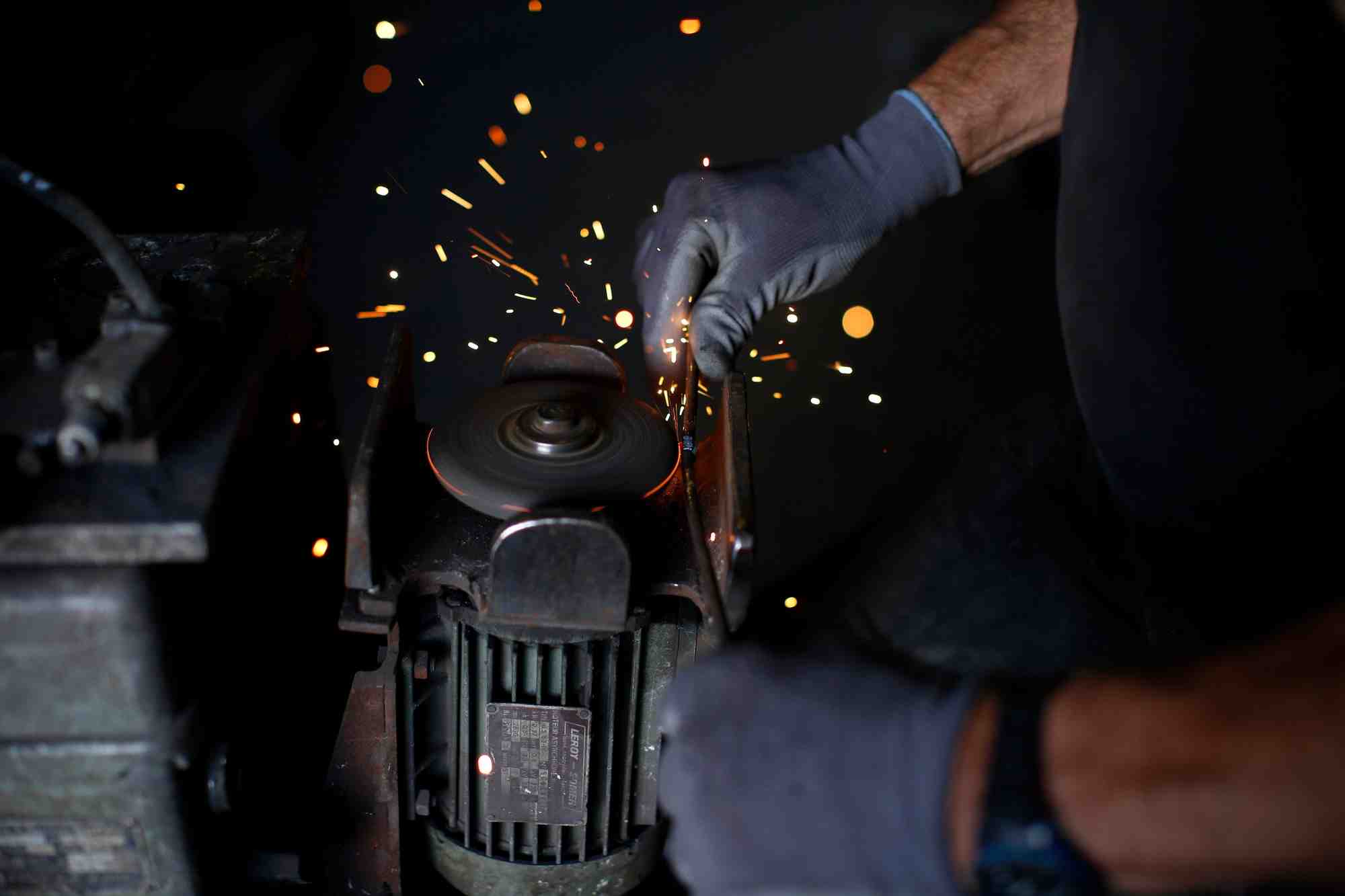 Un employe travaille sur une machine dans la derniere usine de clous encore en activite en france