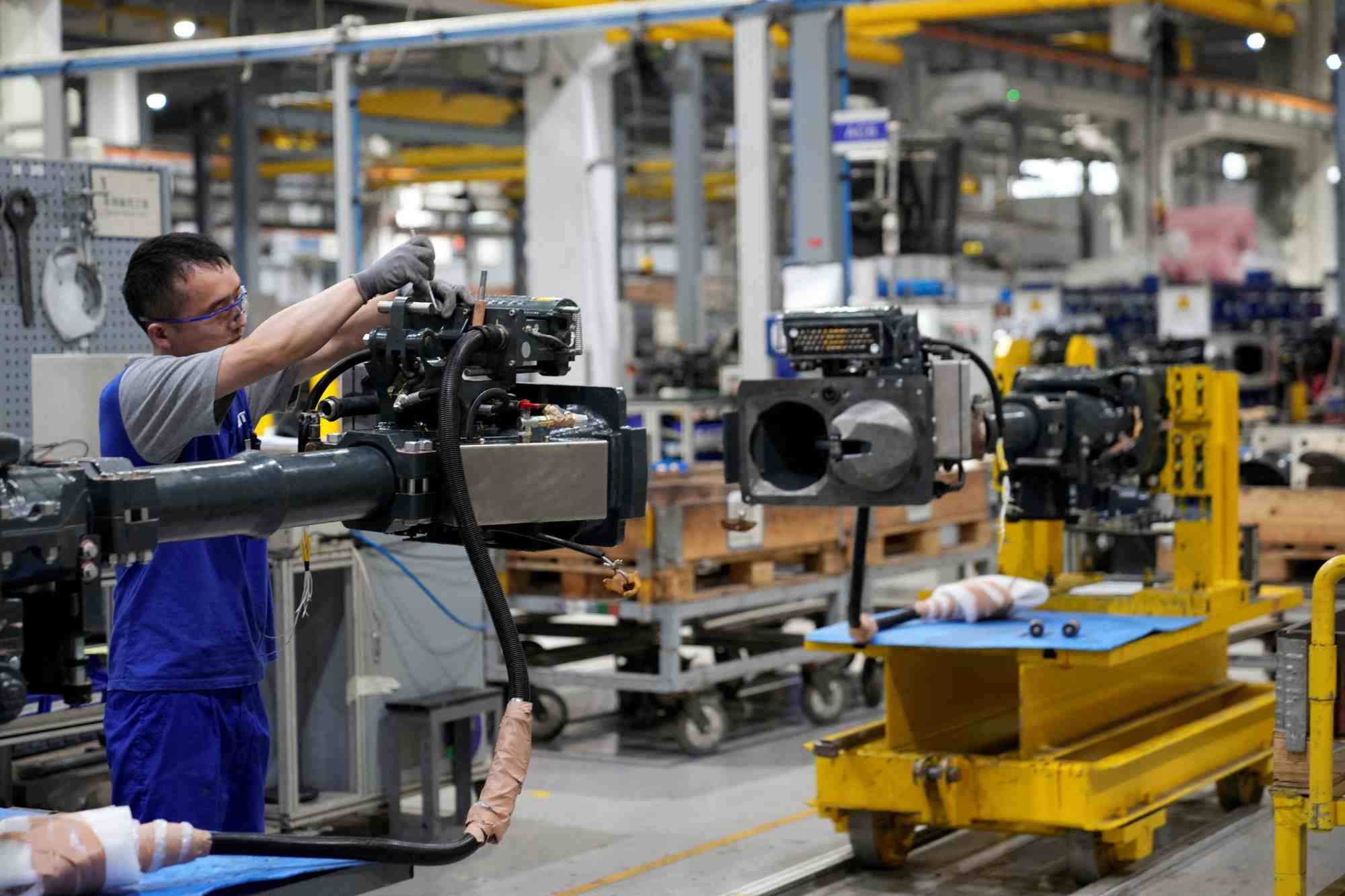 Un employe sur une chaine de production dans une usine a shanghai