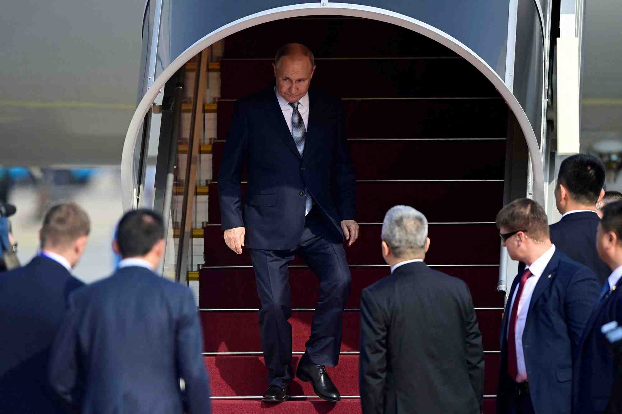 Vladimir poutine arrive a l'aeroport international de pekin