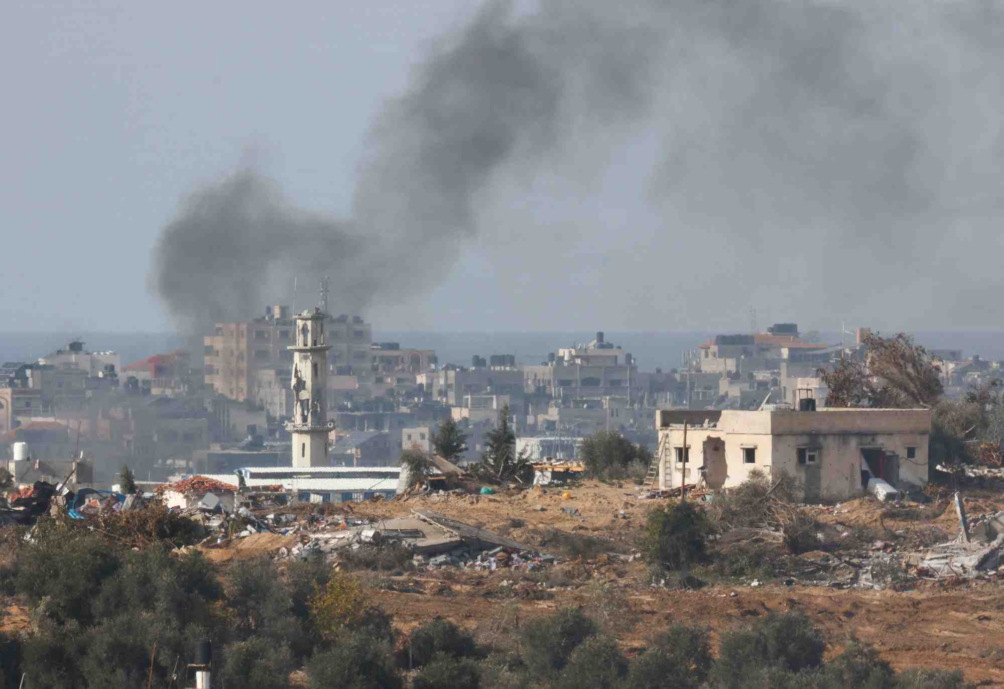De la fumee s'eleve dans le centre de gaza