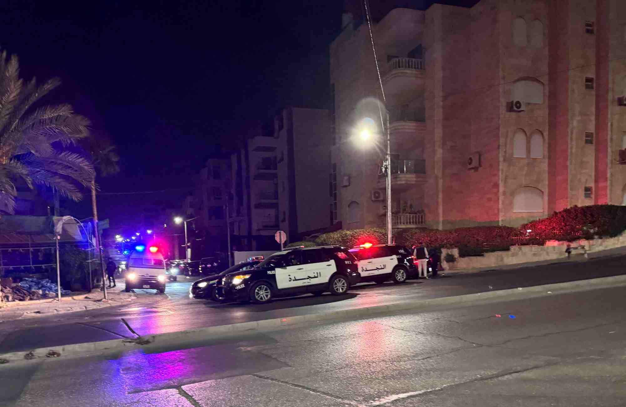 Des vehicules de police dans une rue pres de l'ambassade d'israel a amman