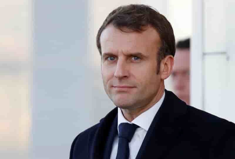 Retraites: des manifestants perturbent une sortie de macron au theatre