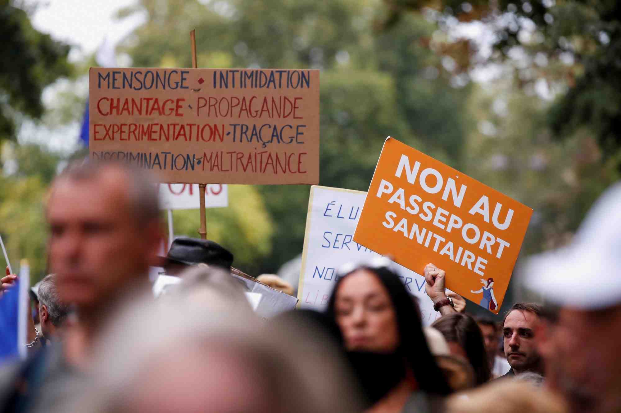 France: la mobilisation faiblit contre le "pass sanitaire"