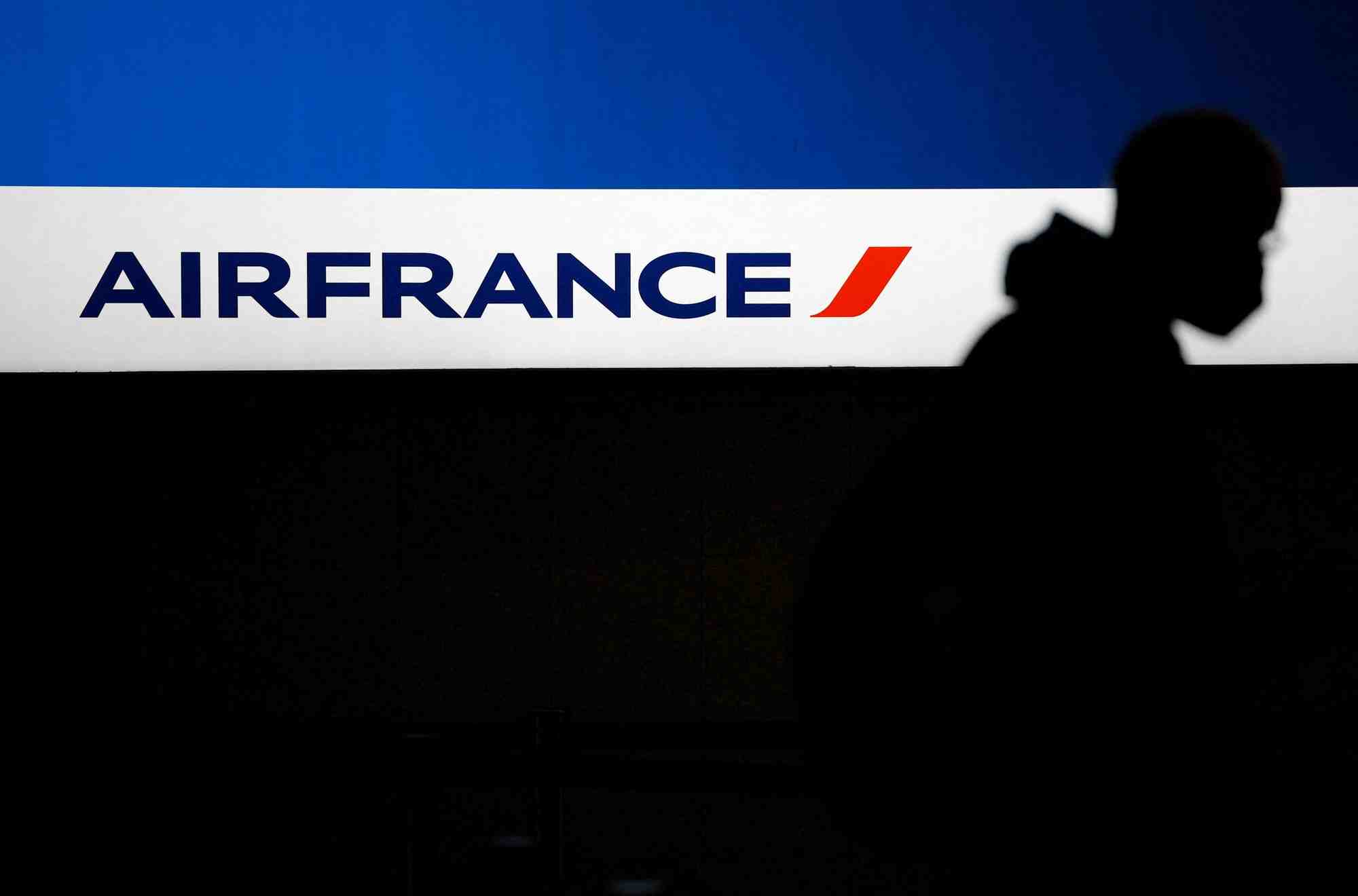 Un passager passe devant le logo d'air france a l'aeroport nantes atlantique a bouguenai