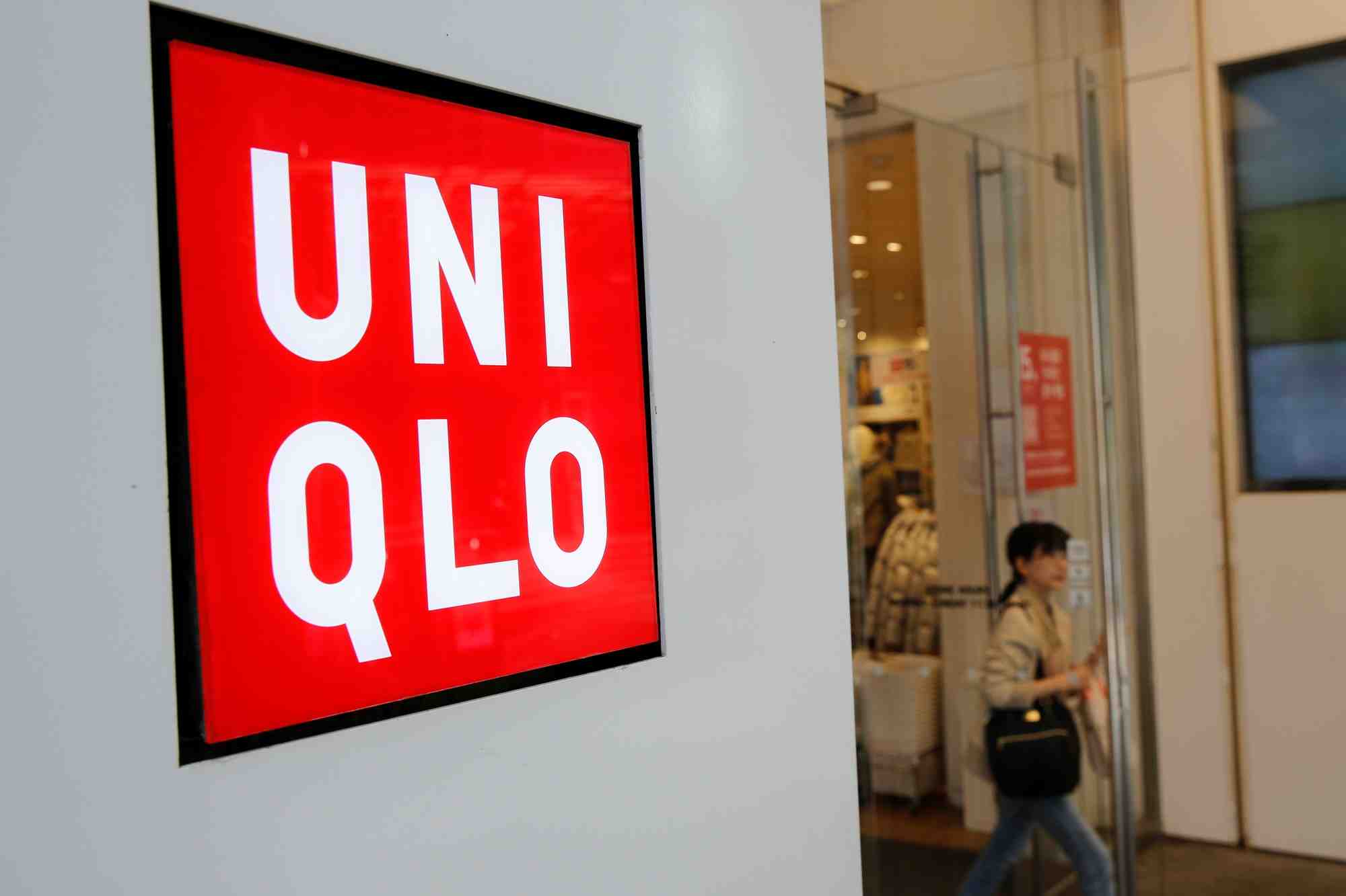 Le logo d'uniqlo dans le quartier commercant de myeongdong a seoul