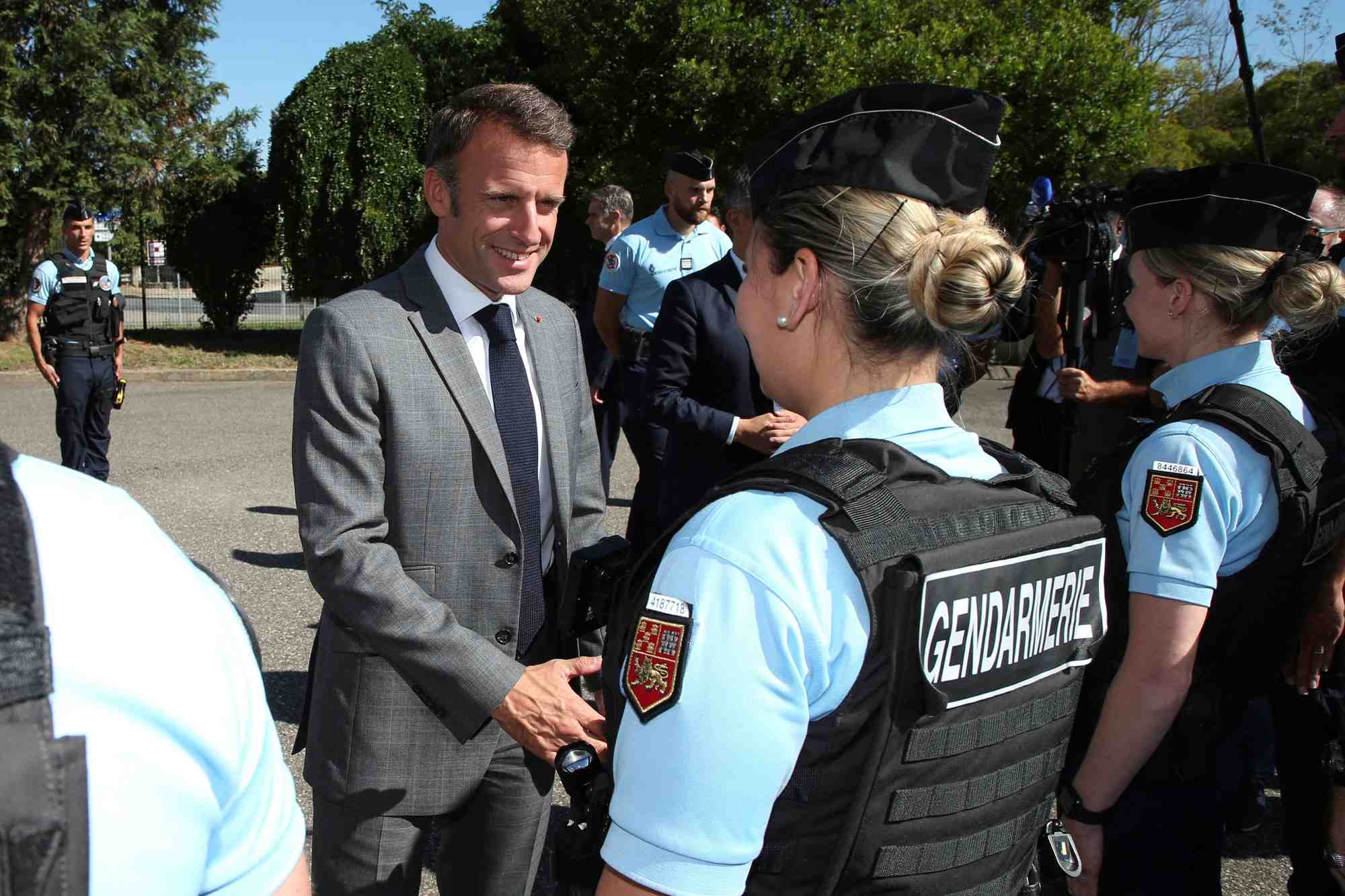 Le president francais emmanuel macron rencontre des gendarmes a damazan (lot-et-garonne)