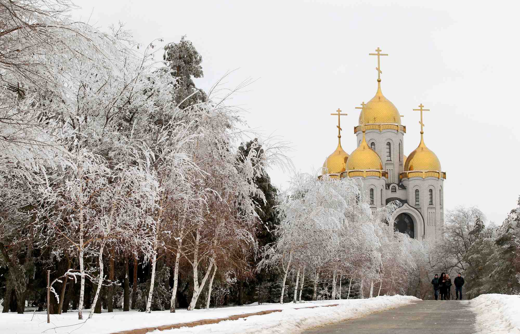 Des touristes visitent une eglise orthodoxe a volgograd