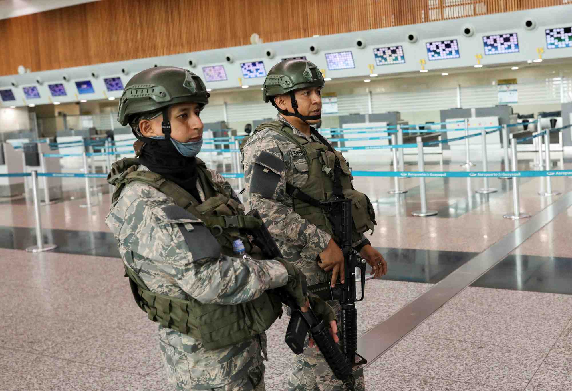 Des membres des forces de securite montent a l'aeroport international jose joaquin de olmedo a guayaquil