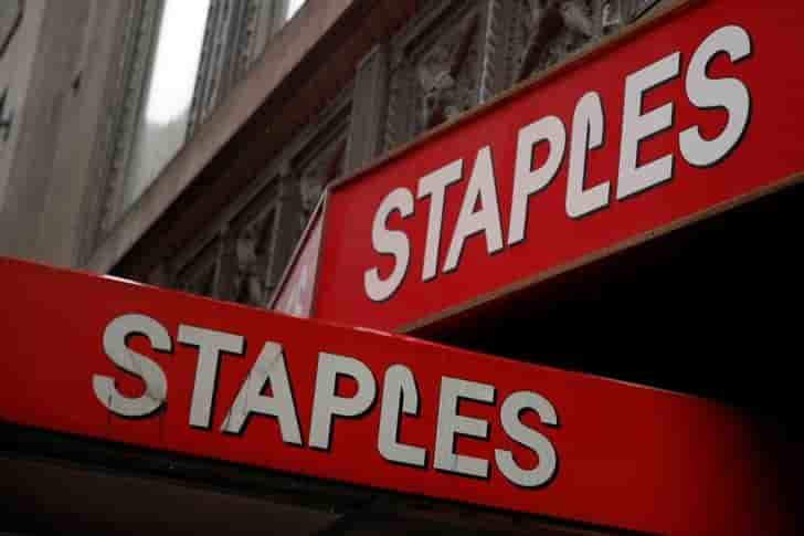 Staples au-dessus des attentes