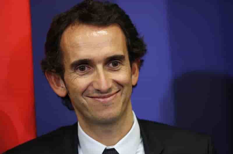 Le pdg de fnac darty dedaigne les speculations sur son depart