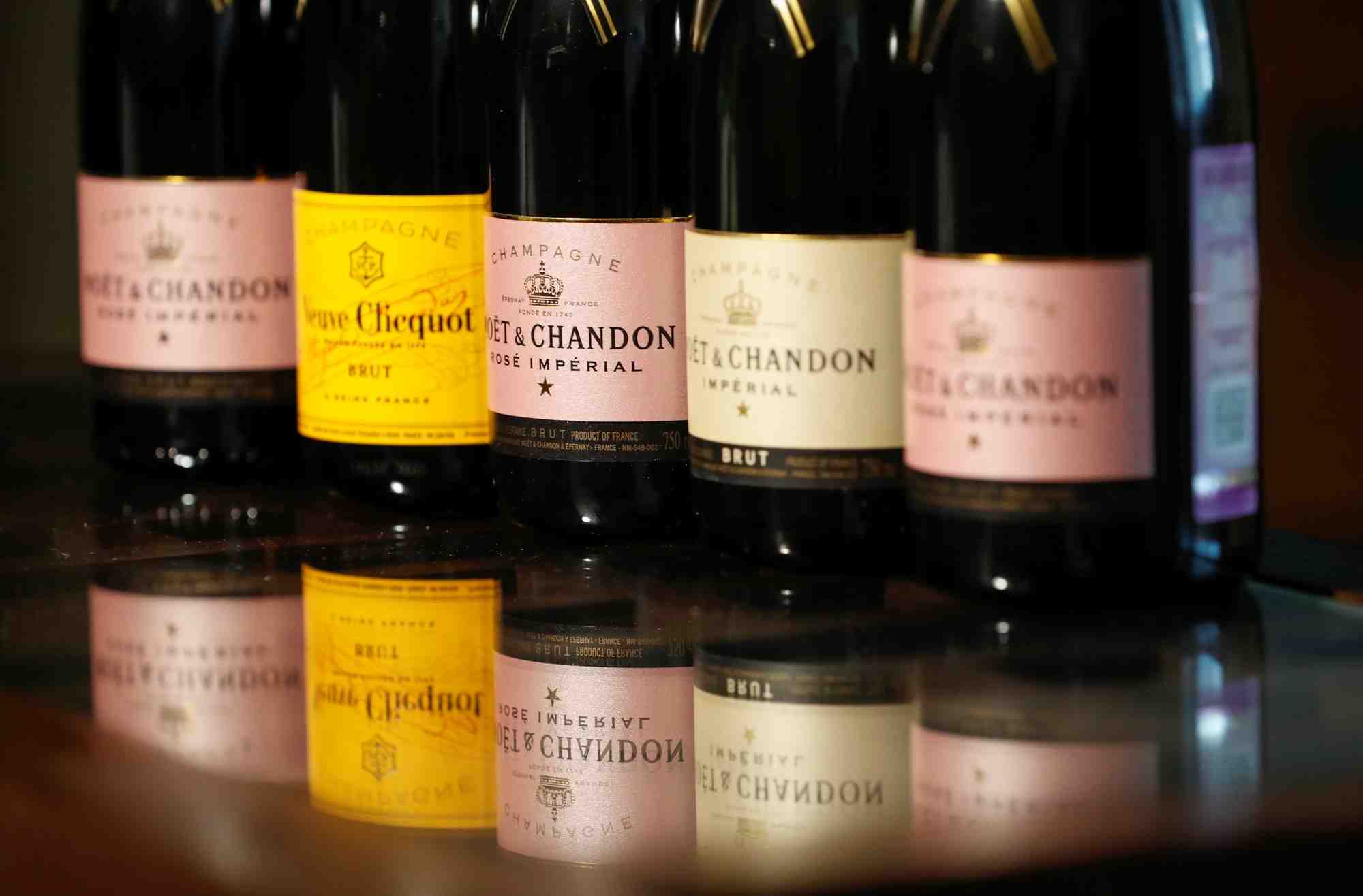 Paris et moscou s'entendent pour discuter de leur differend sur le champagne
