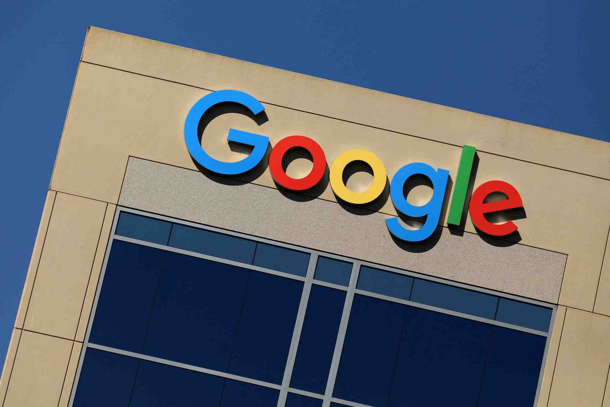 Logo google sur un immeuble de bureaux a irvine, californie