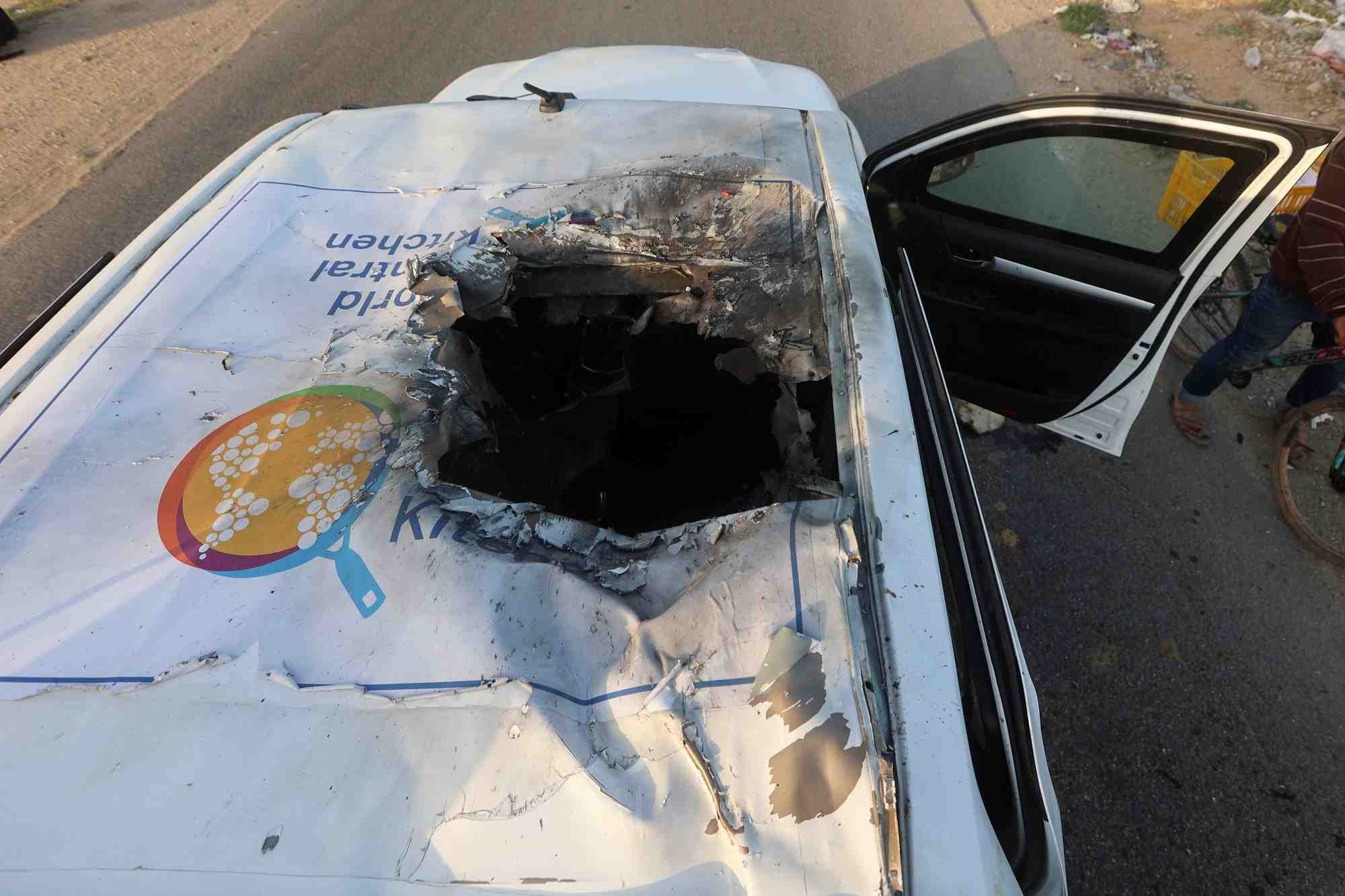 Un vehicule de l'ong world central kitchen, dont sept travailleurs ont ete tues par des frappes israeliennes