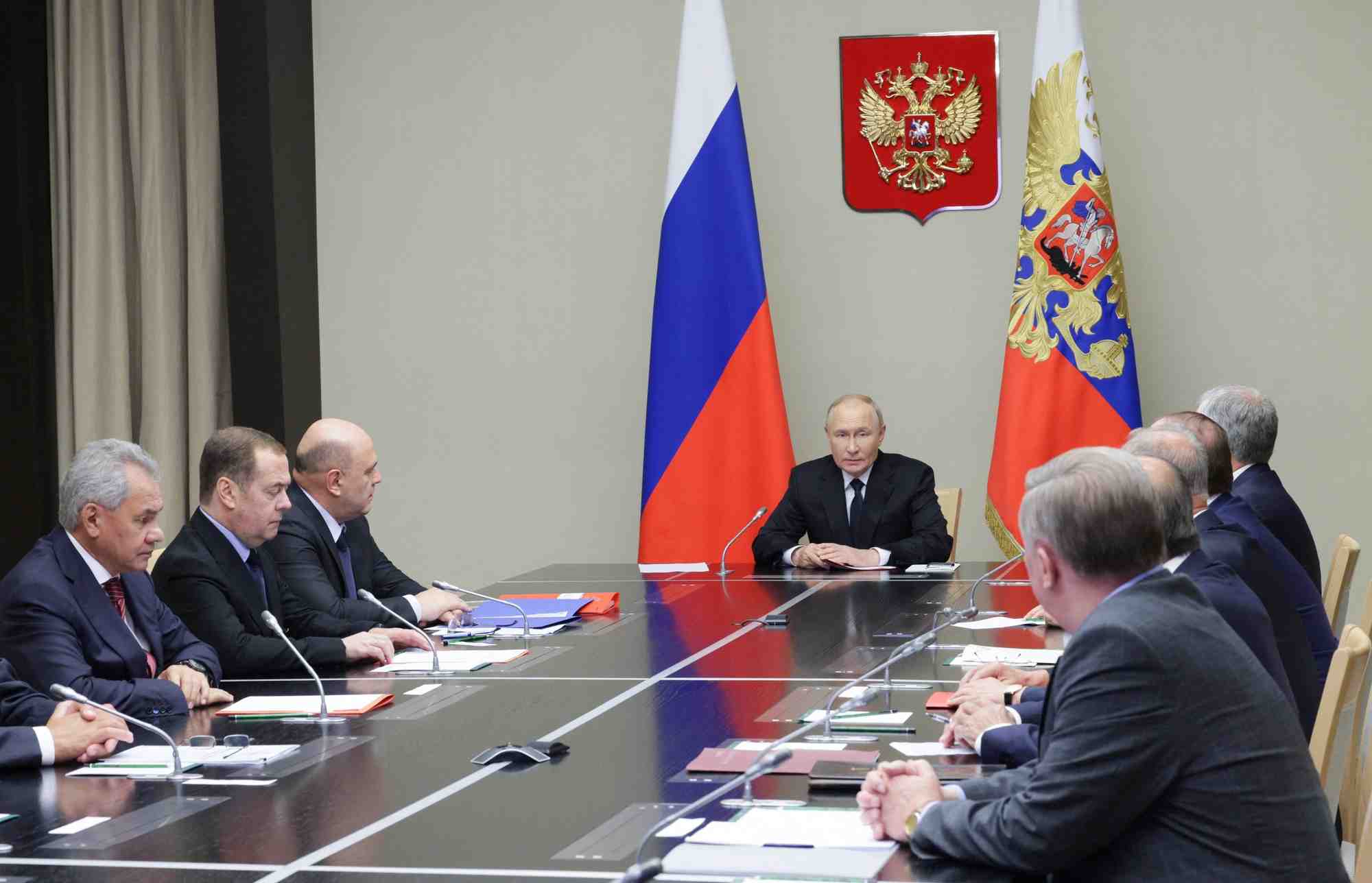 Le president russe poutine preside une reunion du conseil de securite a l'exterieur de moscou