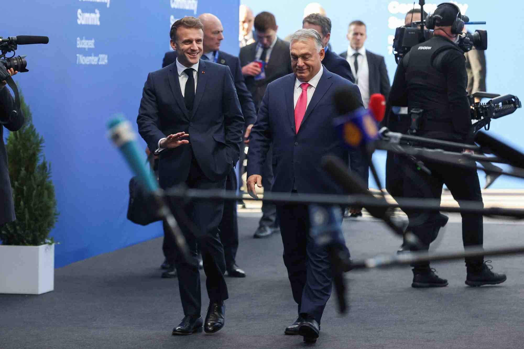 Emmanuel macron et viktor orban au sommet de la communaute politique europeenne a budapest