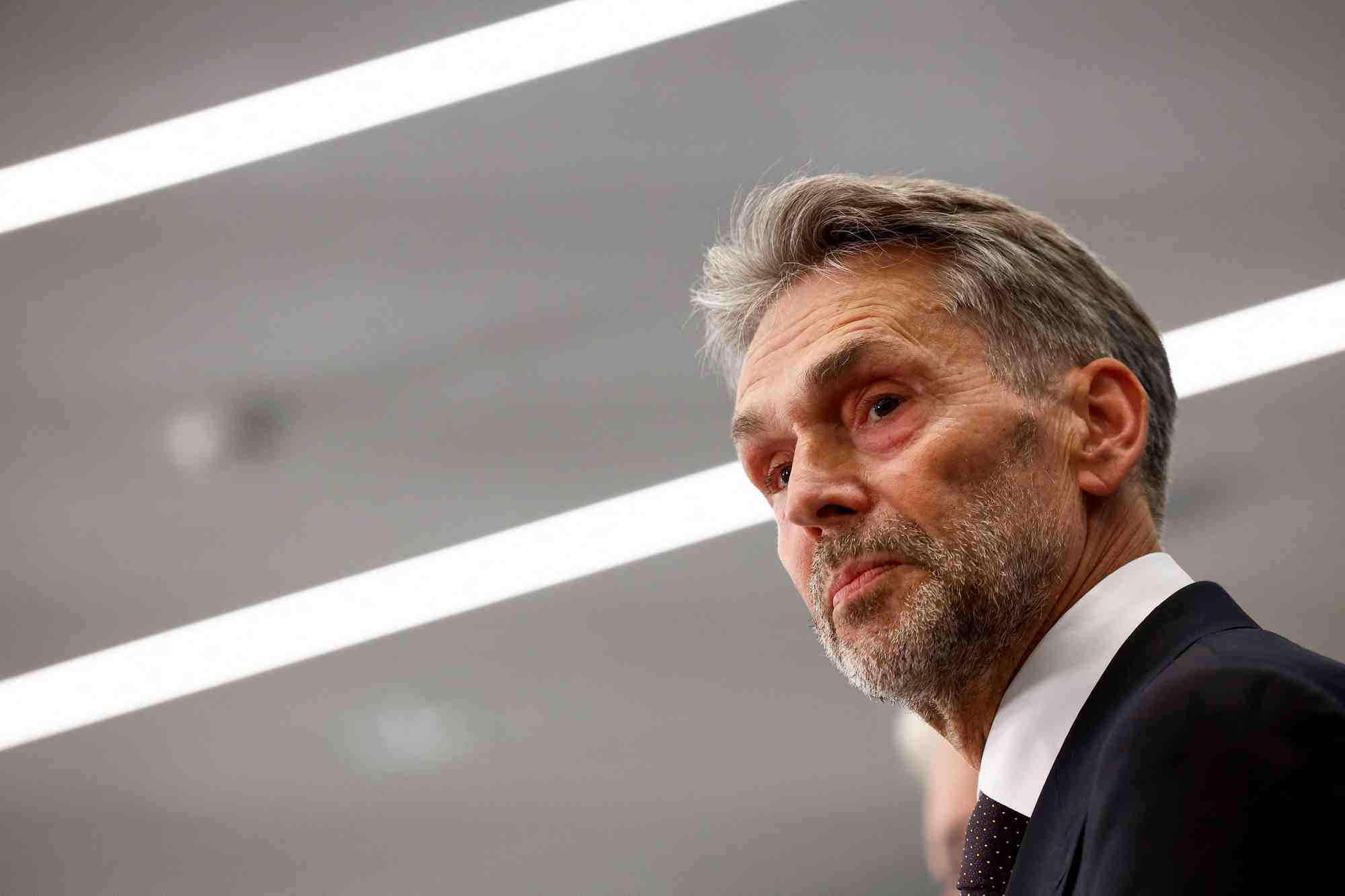 L'ancien chef des services de renseignement neerlandais dick schoof est presente comme le candidat au poste de premier ministre des pays-bas