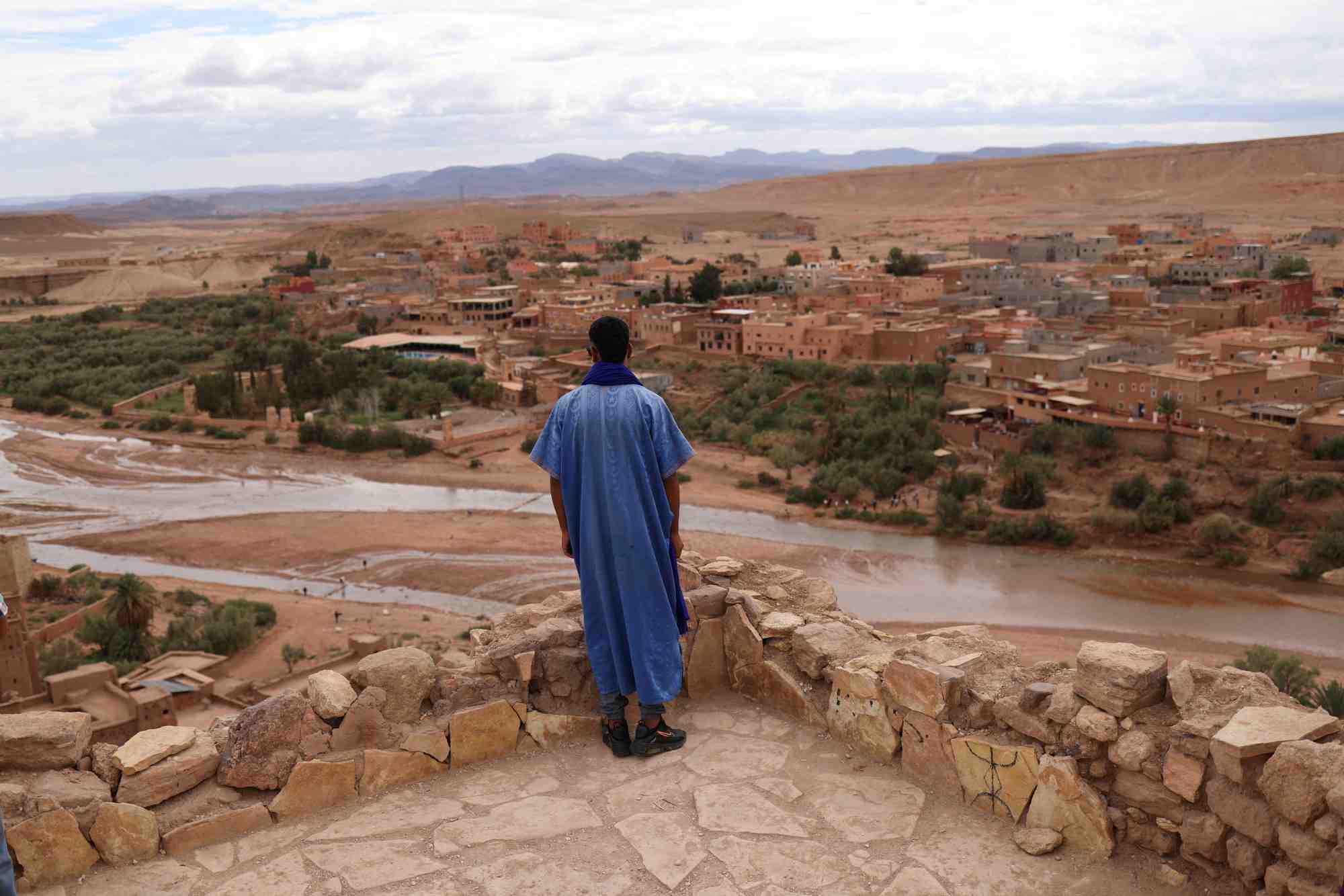 Un homme contemple le ksar d'ait ben haddou, site classe au patrimoine mondial de l'unesco, au maroc