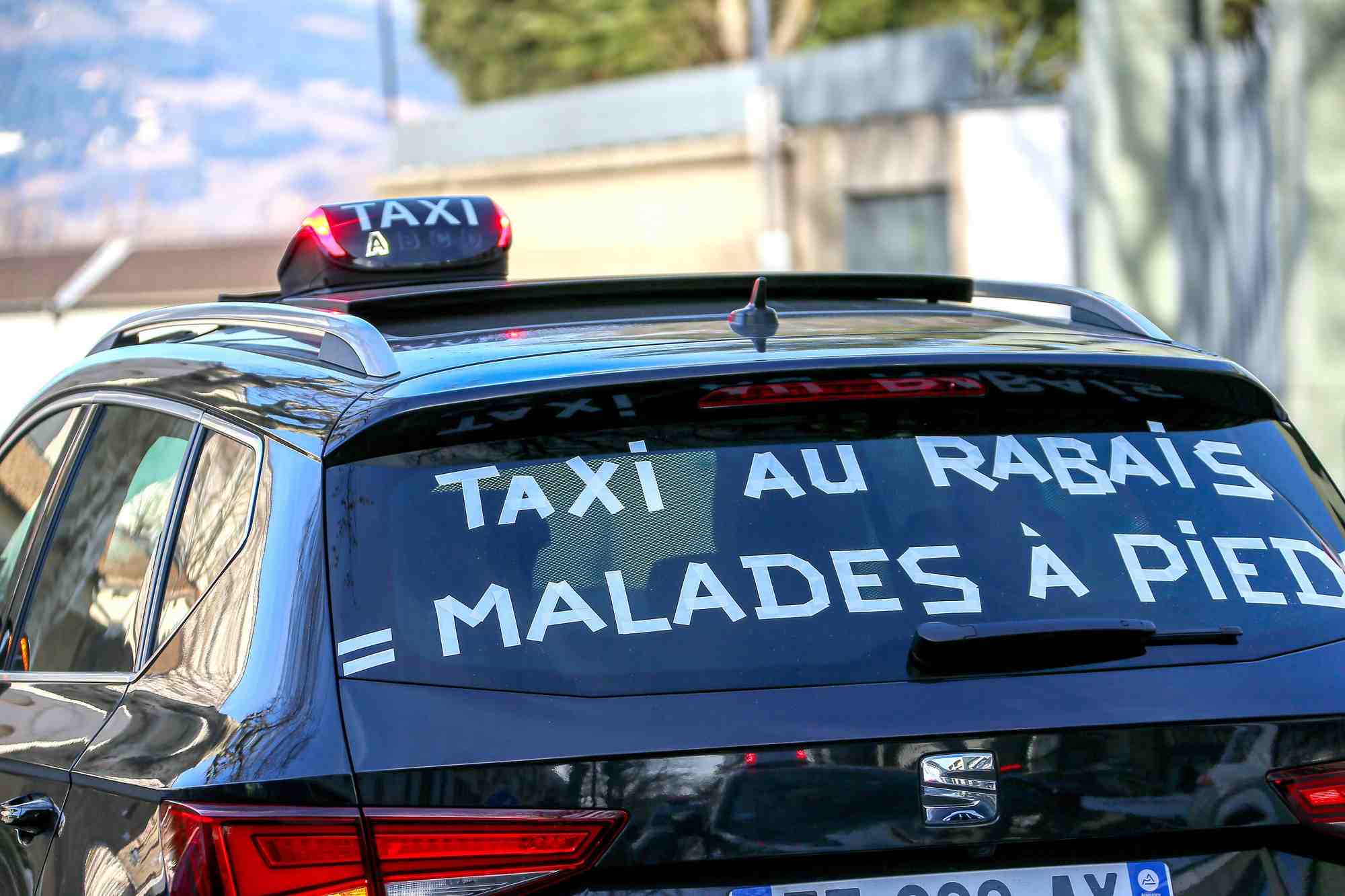 Le transport sanitaire représente aujourd'hui plus de 50 % du chiffre d'affaires des quelque 4 000 taxis conventionnés par l'Assurance maladie, et peut même atteindre 80 % du chiffre d'affaires.