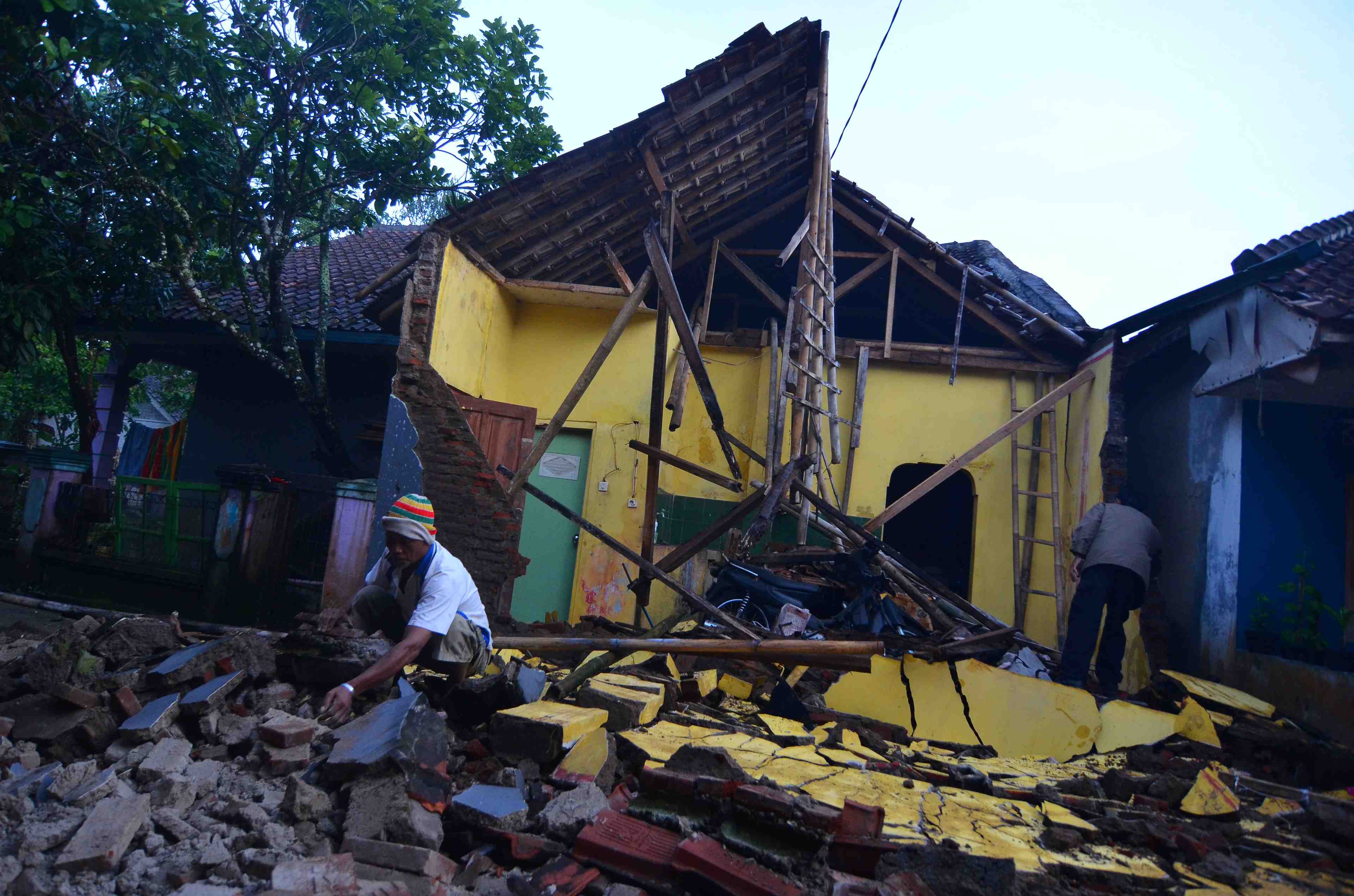 Trois morts dans un puissant seisme a java, en indonesie