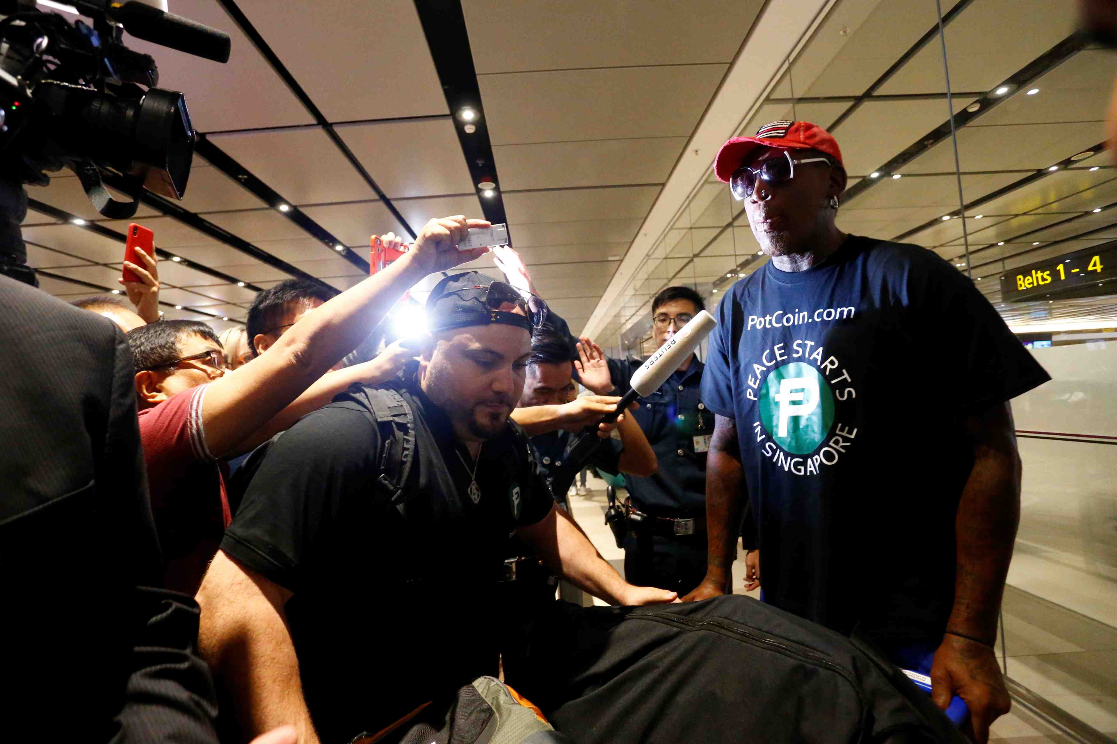 Dennis rodman a singapour pour le sommet usa/coree