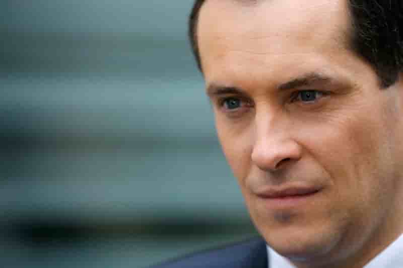 Le rn suspend l'assistant de bay pour antisemitisme