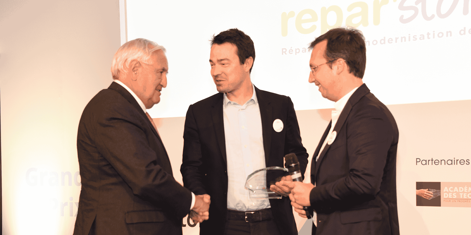 L'ex-Premier ministre J.-P. Raffarin et la fondation d’entreprises MMA remettent le grand prix Bonnes Nouvelles des Territoires à Y. Guichard et G. Varobieff (Repar'stores)