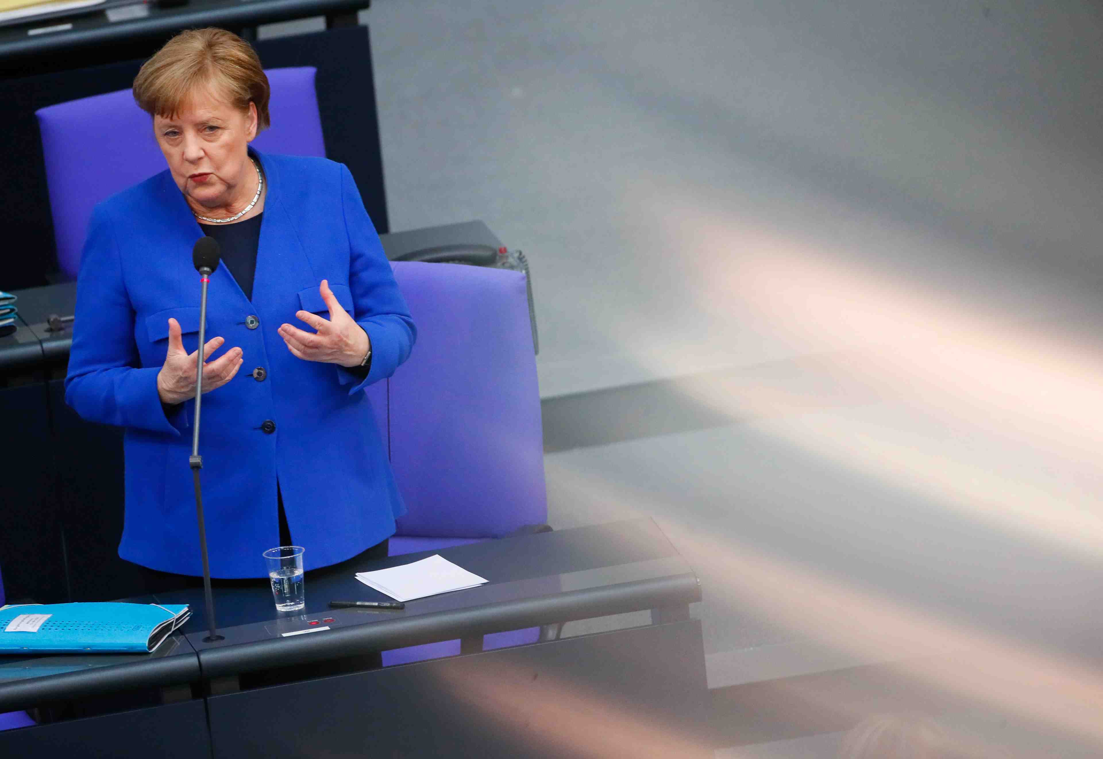 Merkel respectera le jugement de karlsruhe et defendra l'euro
