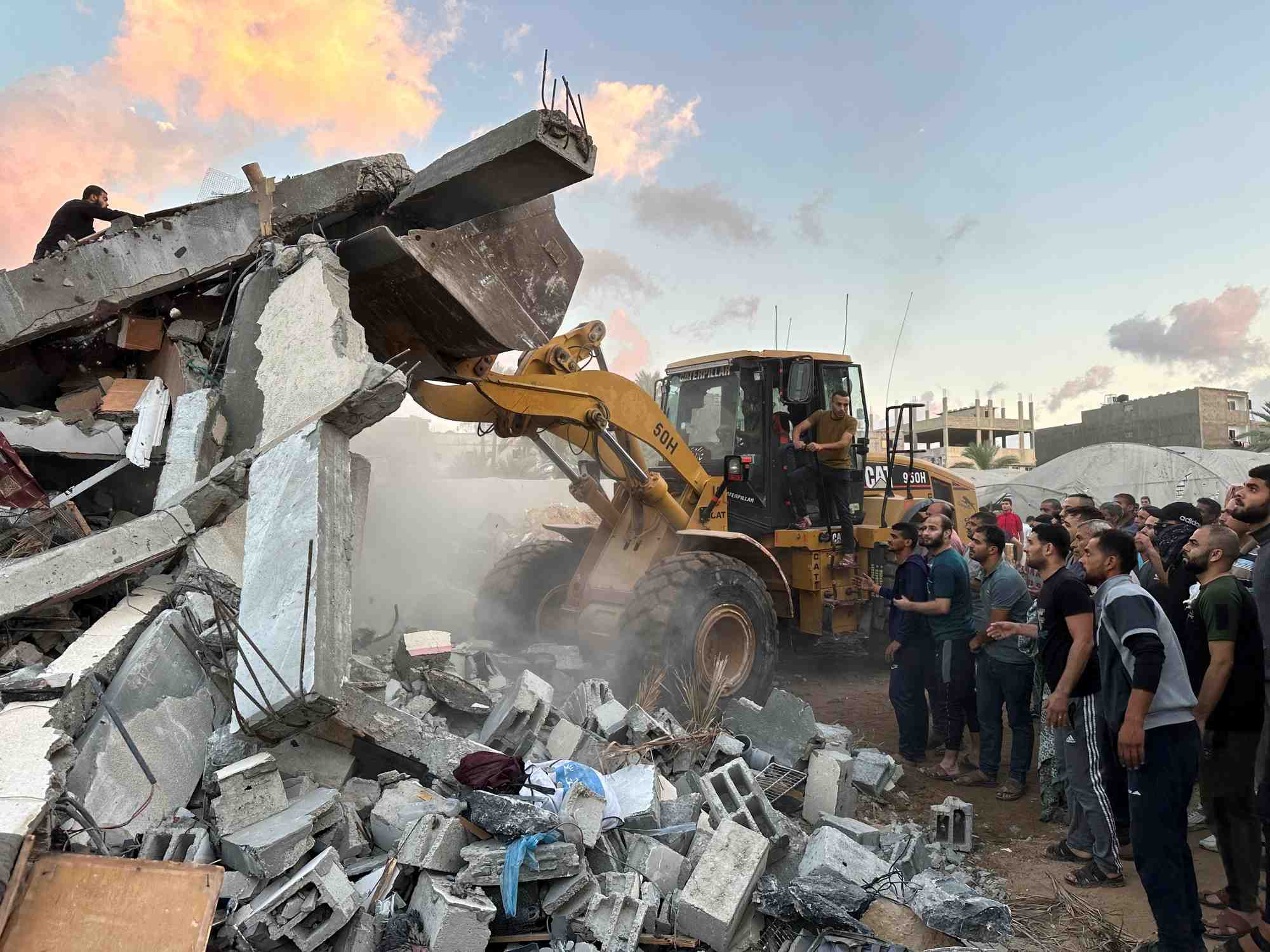 Des palestiniens recherchent des victimes sous les decombres d'une maison detruite par les frappes israeliennes, a gaza