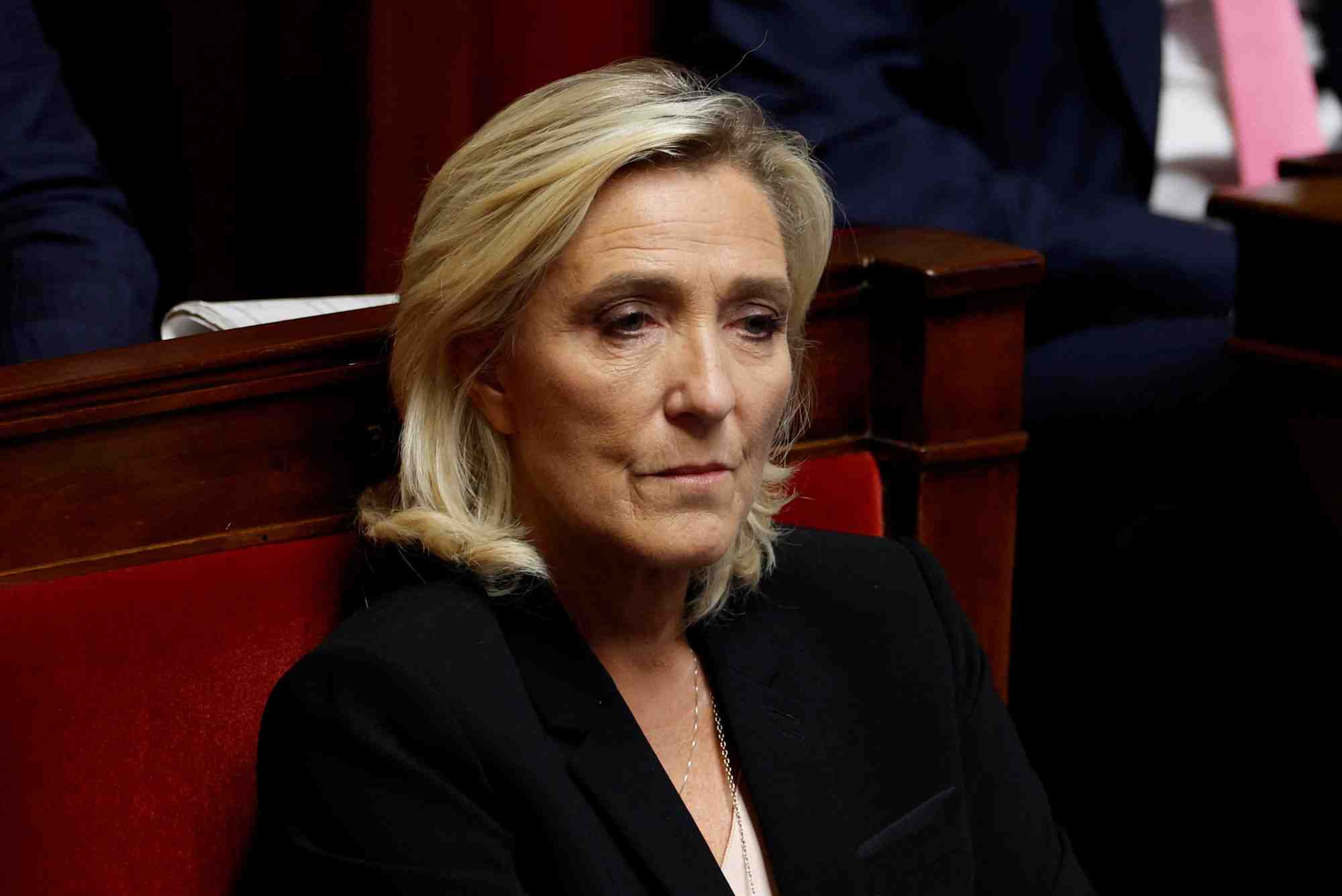 Marine le pen a l'assemblee nationale a paris