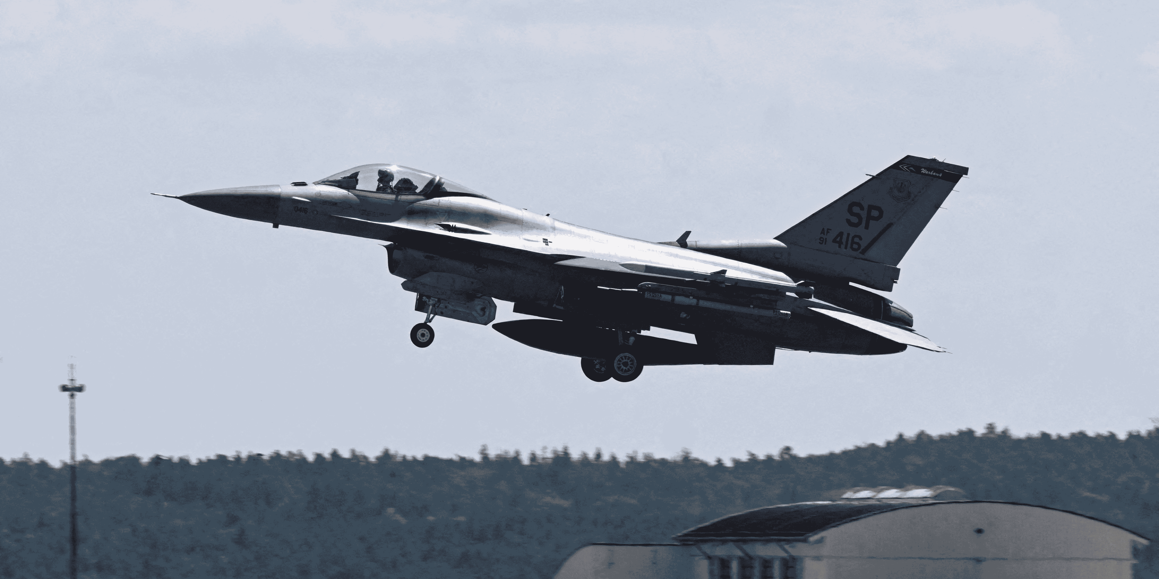 Un avion de chasse f-16 decolle sur la base aerienne americaine de spangdahlem, pres de la frontiere germano-belge, a spangdahlem, en allemagne