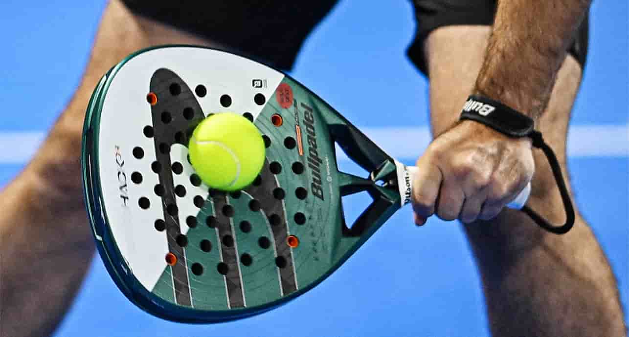 Le padel, un mélange de tennis et de squash, se joue par équipes de deux sur un court généralement entouré de parois vitrées sur lesquelles les joueurs peuvent faire rebondir les balles.