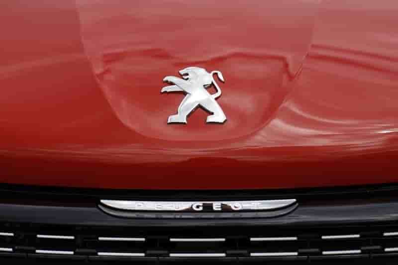Psa face a la concurrence de renault en iran