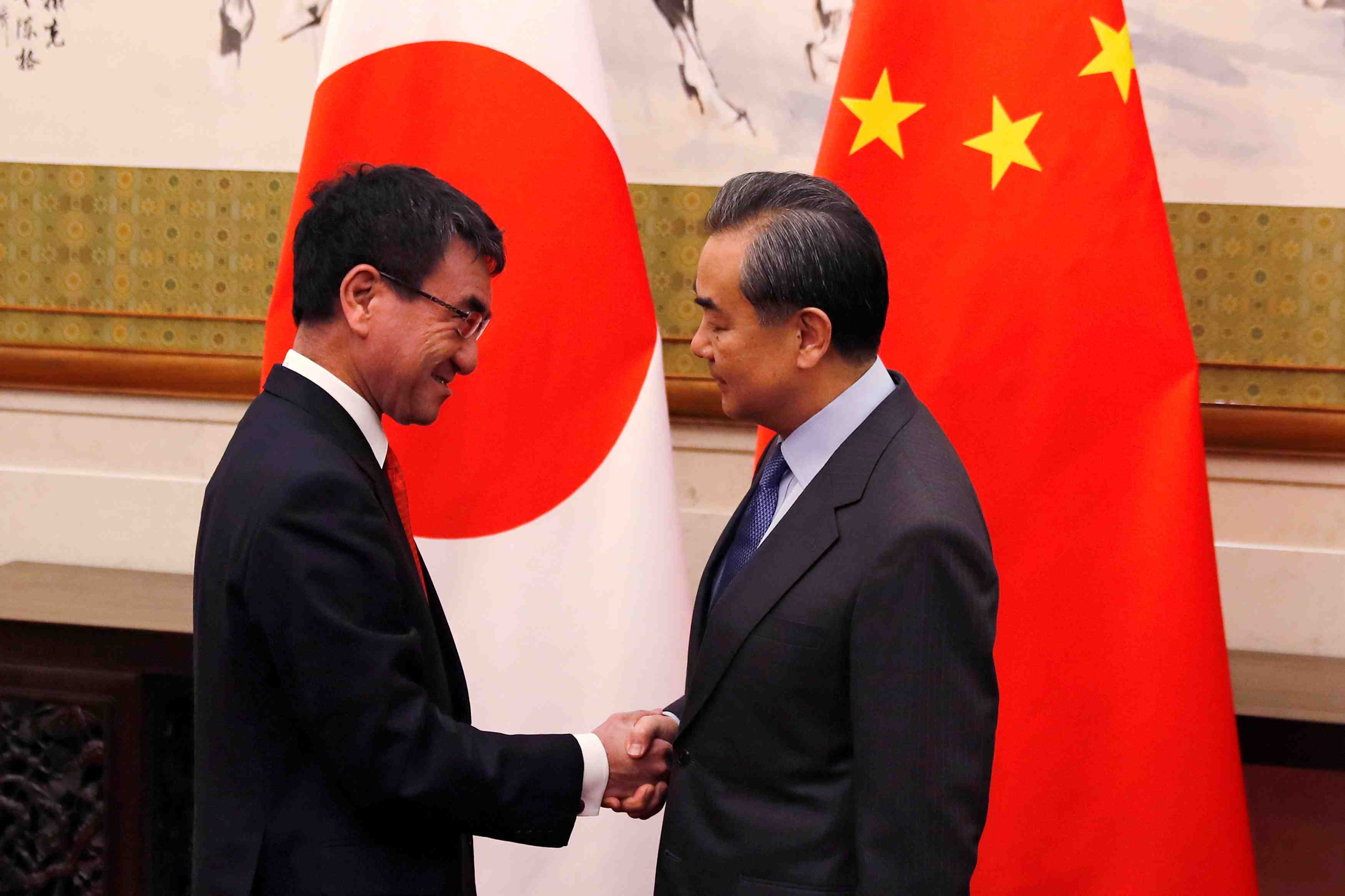 Le ministre japonais des affaires etrangeres recu a pekin par son homologue et li keqiang