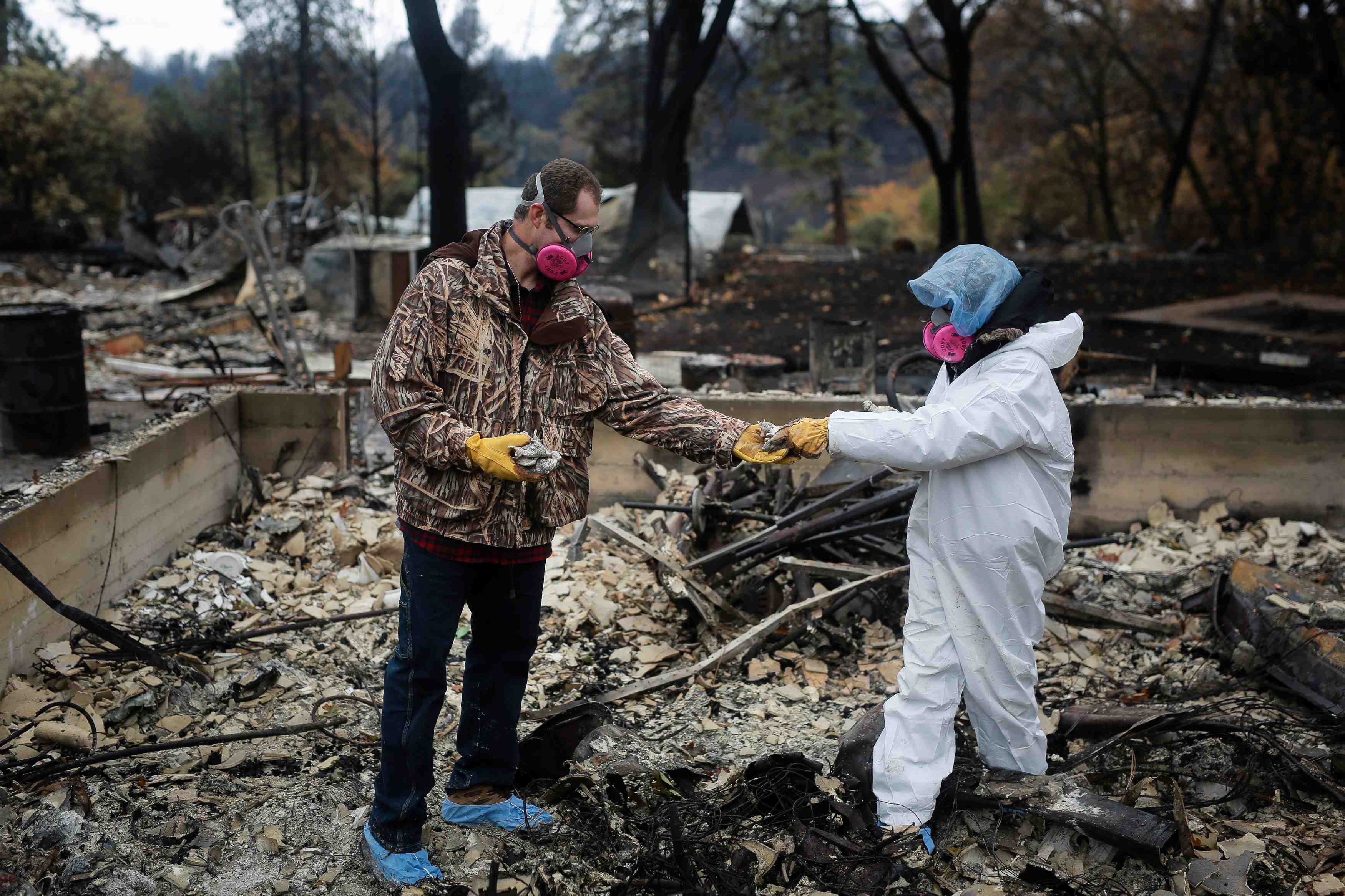 Californie: les recherches de victimes facilitees par l'arret des pluies